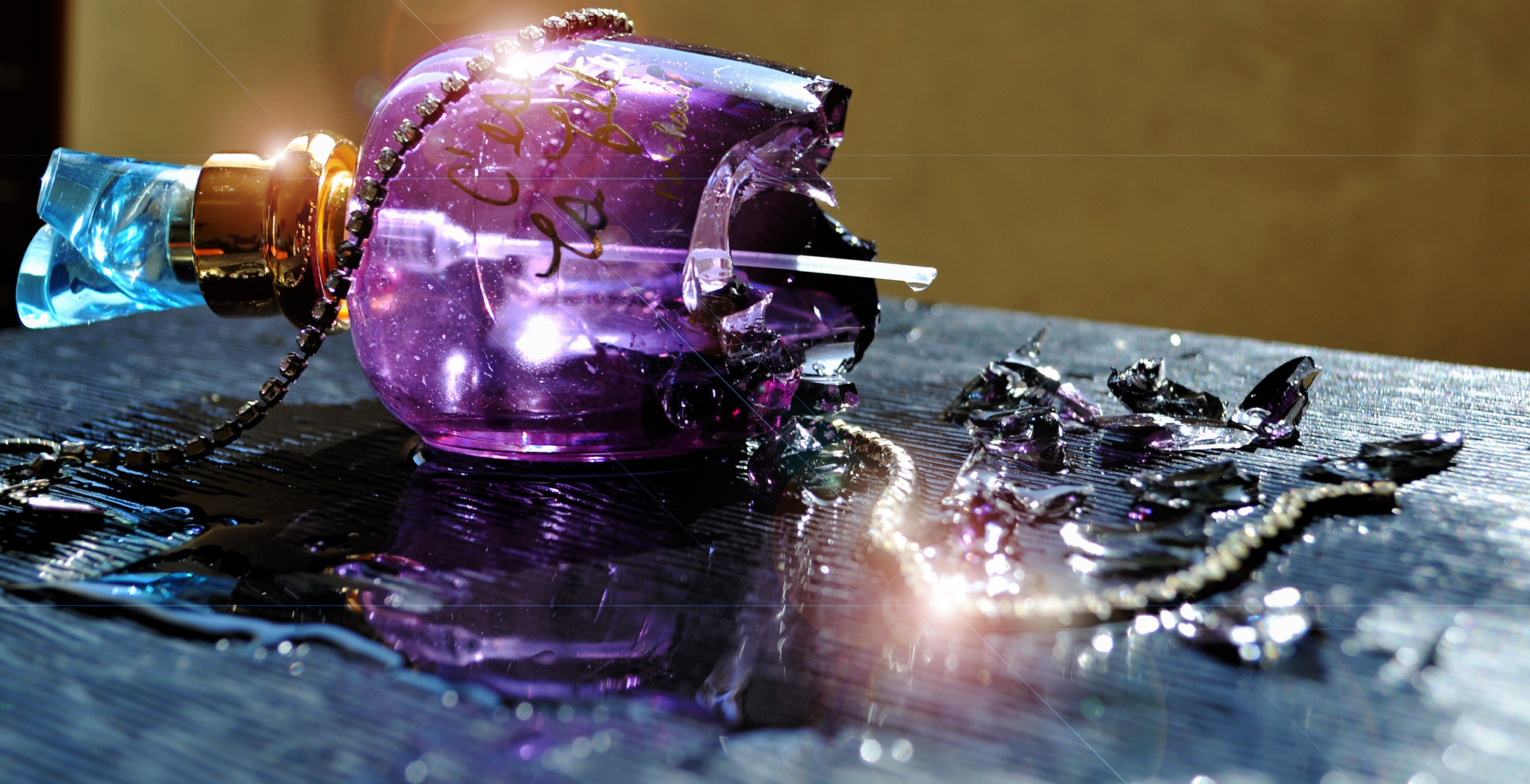 Bouteille de parfum brisée | Source : Flickr