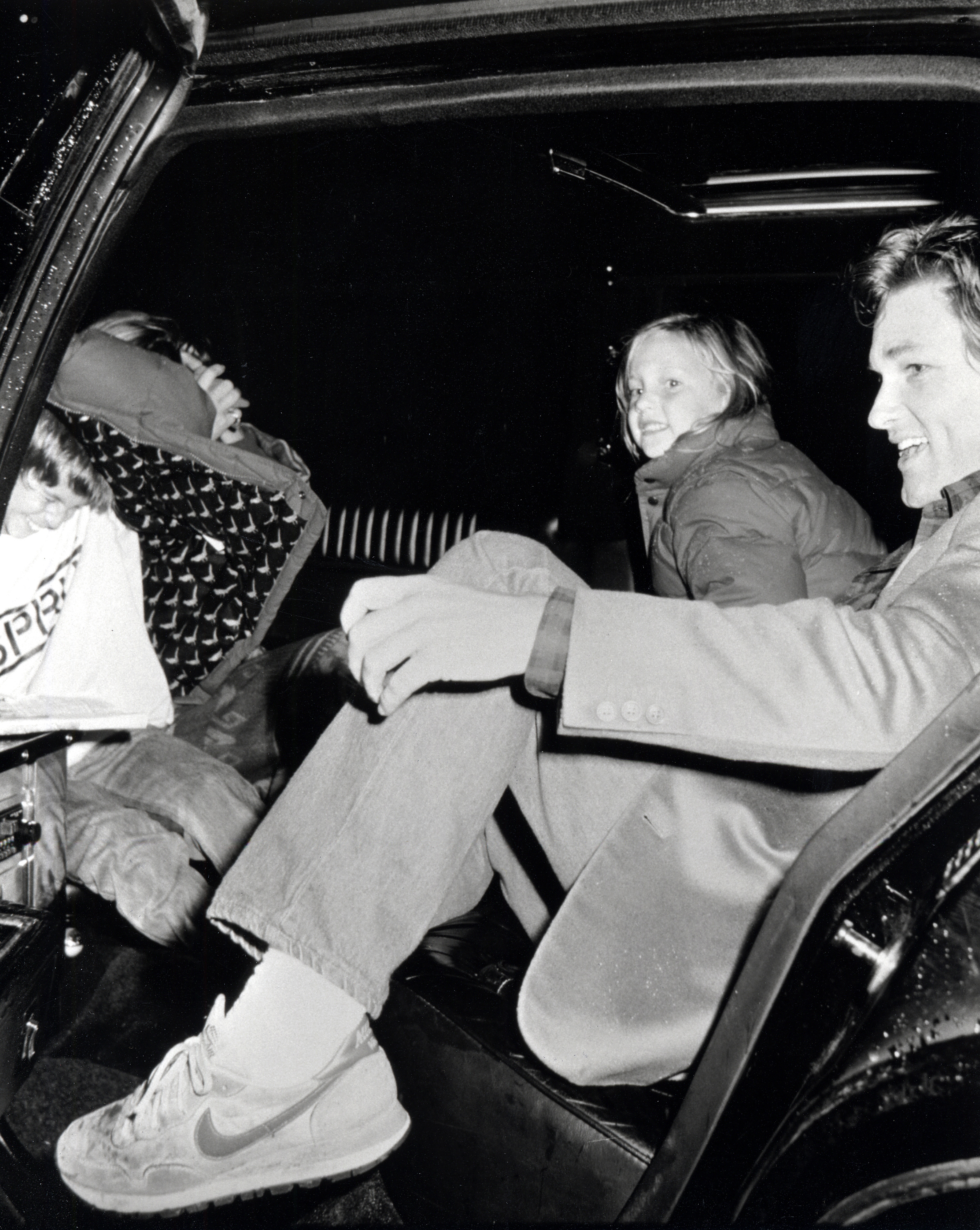 Kurt Russell et ses enfants au gala d'ouverture du magasin de jouets FAO Schwarz à New York, 1986 | Source : Getty Images