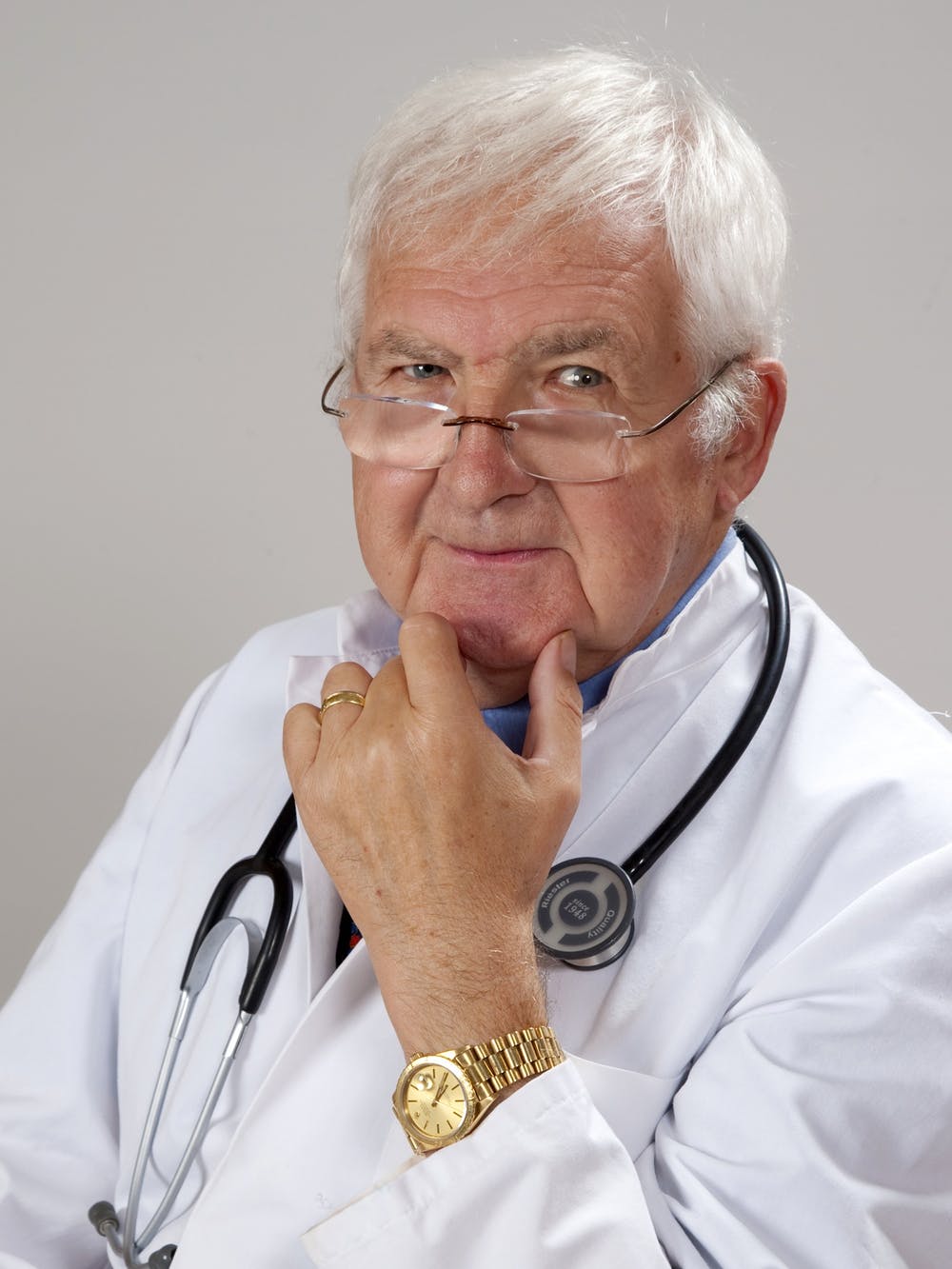 Un médecin portant un stéthoscope. | Photo : Pexels