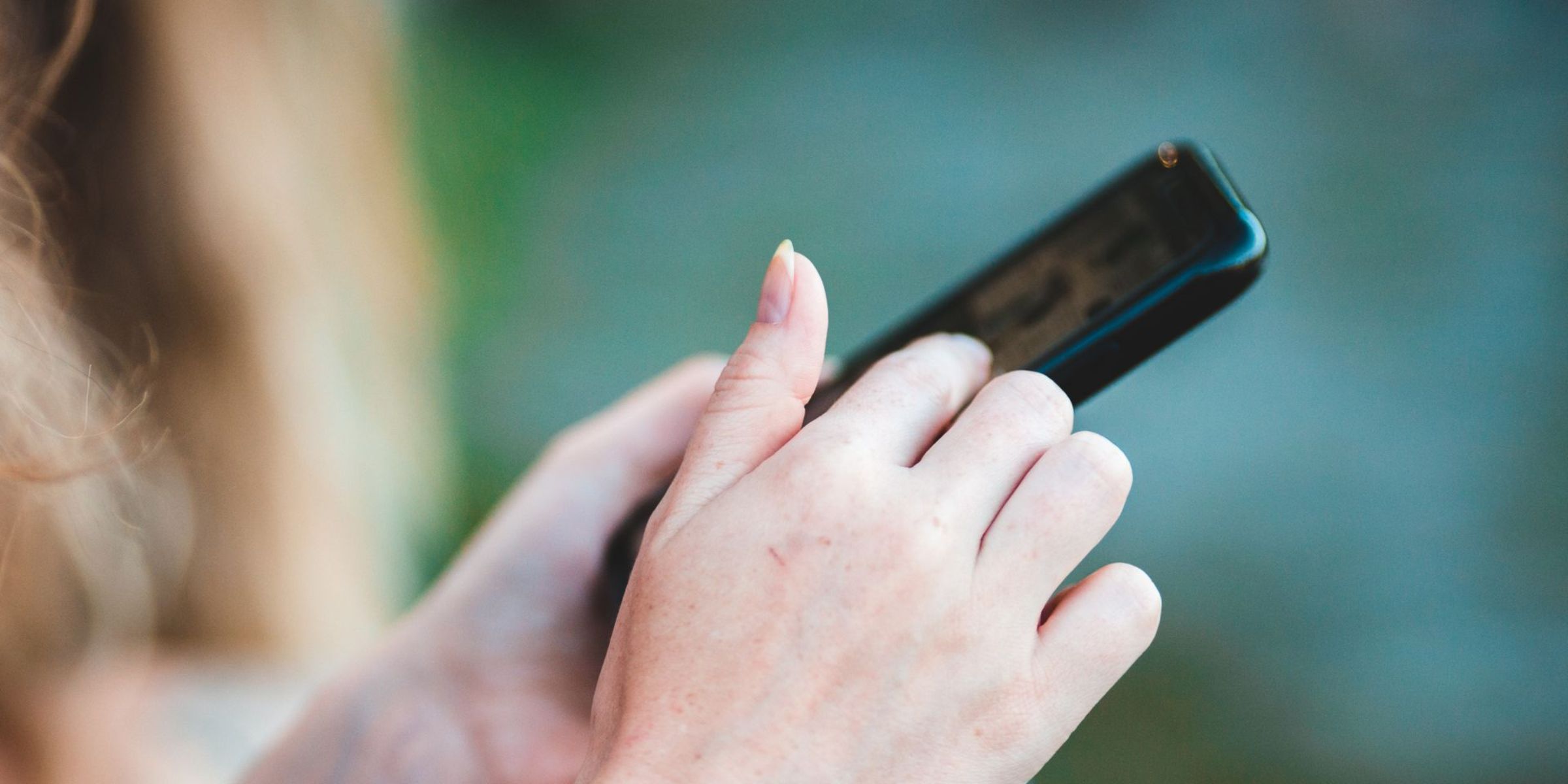 Une femme en train d'utiliser son téléphone | Source : Pexels