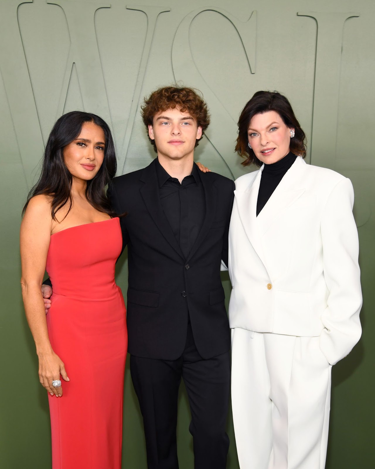 Salma Hayek, Augustin et Linda Evangelista ont assisté à la cérémonie de remise des prix WSJ. Magazine 2024 Innovator Awards le 29 octobre à New York, un moment de fierté familiale soulignant leur lien fort et le soutien qu'ils se portent mutuellement. | Source : Getty Images