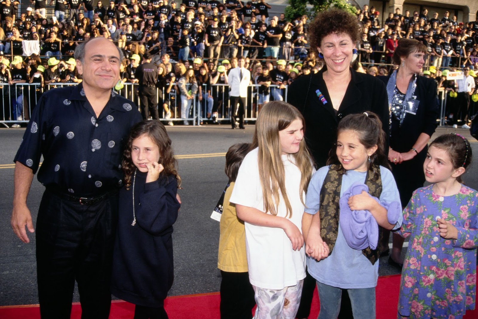 Danny DeVito et Rhea Perlman avec leurs enfants et leurs amis lors de la première de "Batman Returns" à Los Angeles, le 16 juin 1992. | Source : Getty Images