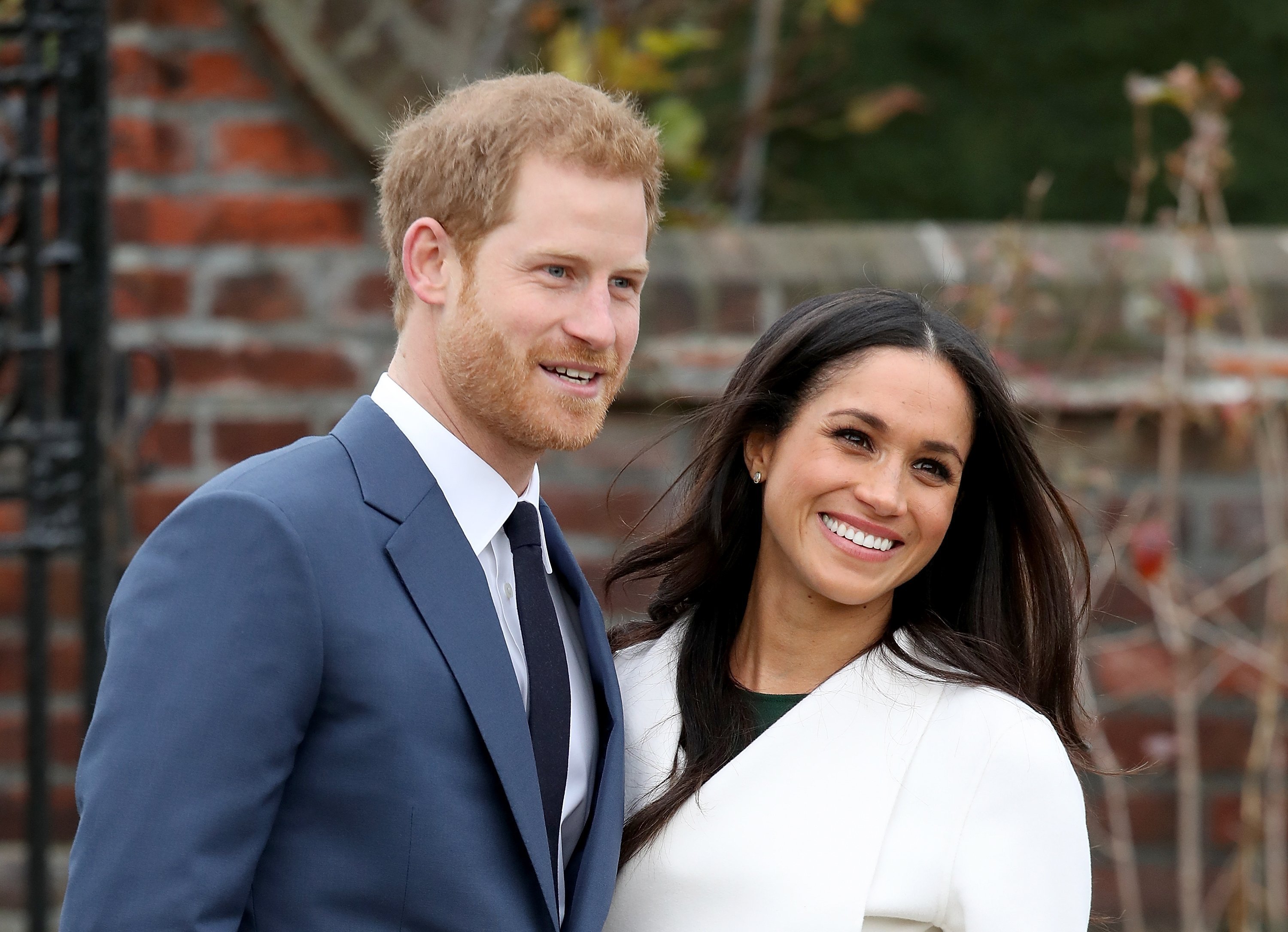 Le Prince Harry et l'actrice Meghan Markle lors d'un shooting officiel pour annoncer leurs fiançailles aux Sunken Gardens de Kensington Palace le 27 novembre 2017| Photo : Getty Images