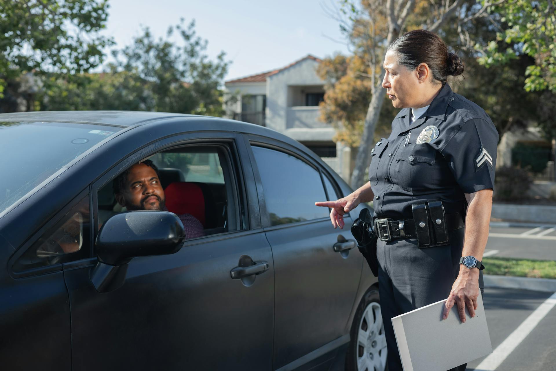 Un officier de police parle à un homme au volant d'une voiture | Source : Pexels