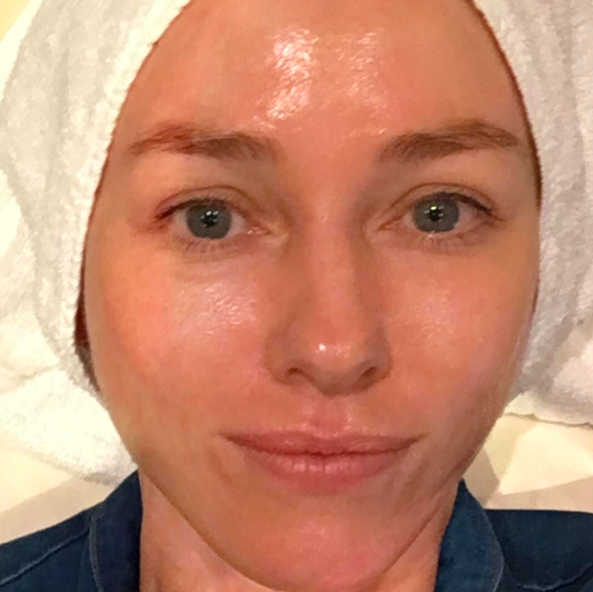 Naomi Watts posant pour un selfie sans maquillage, publié le 26 février 2016. | Source : Instagram/naomiwatts
