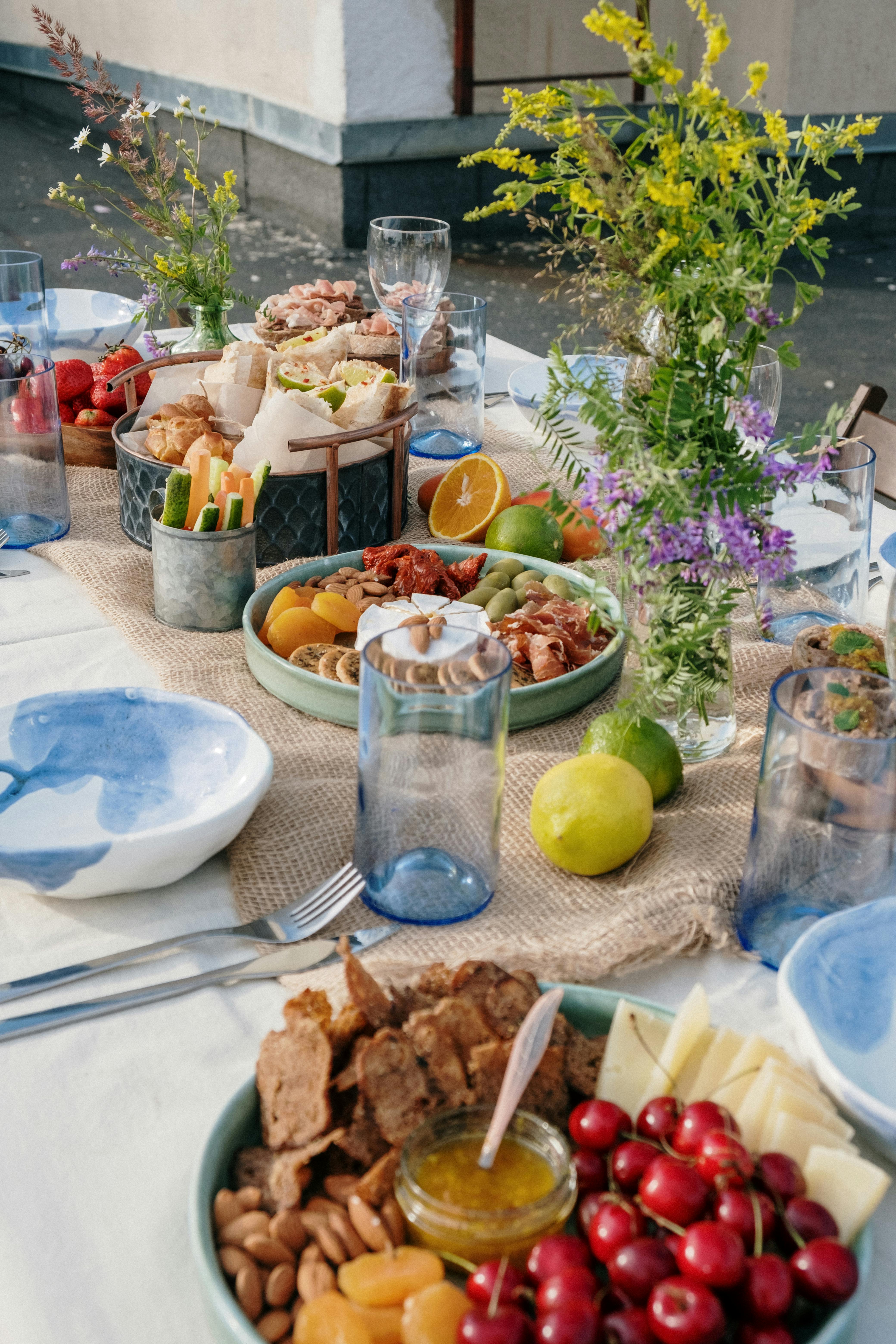 Une table préparée pour le brunch | Source : Pexels