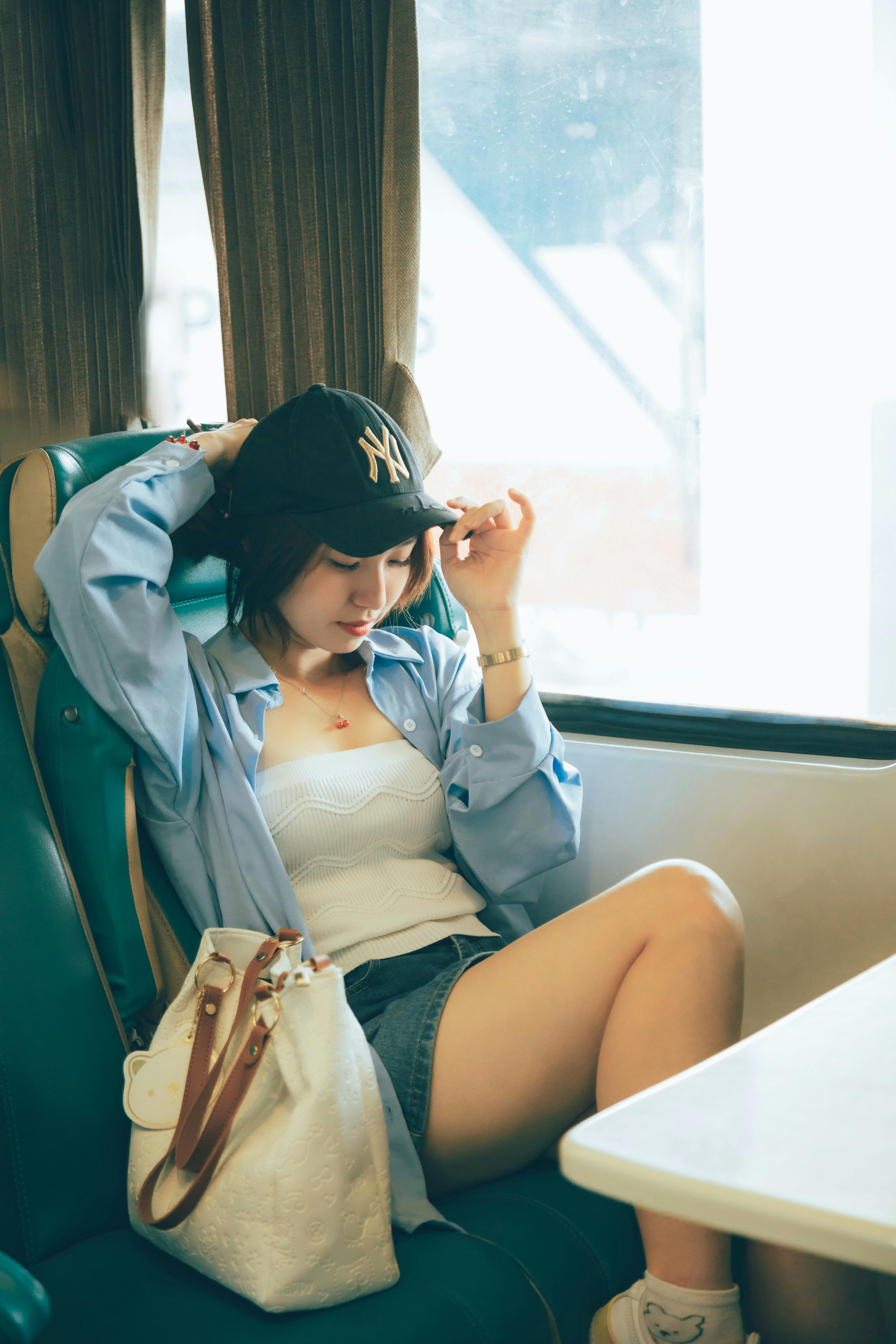 Une femme assise dans le métro | Source : Pexels