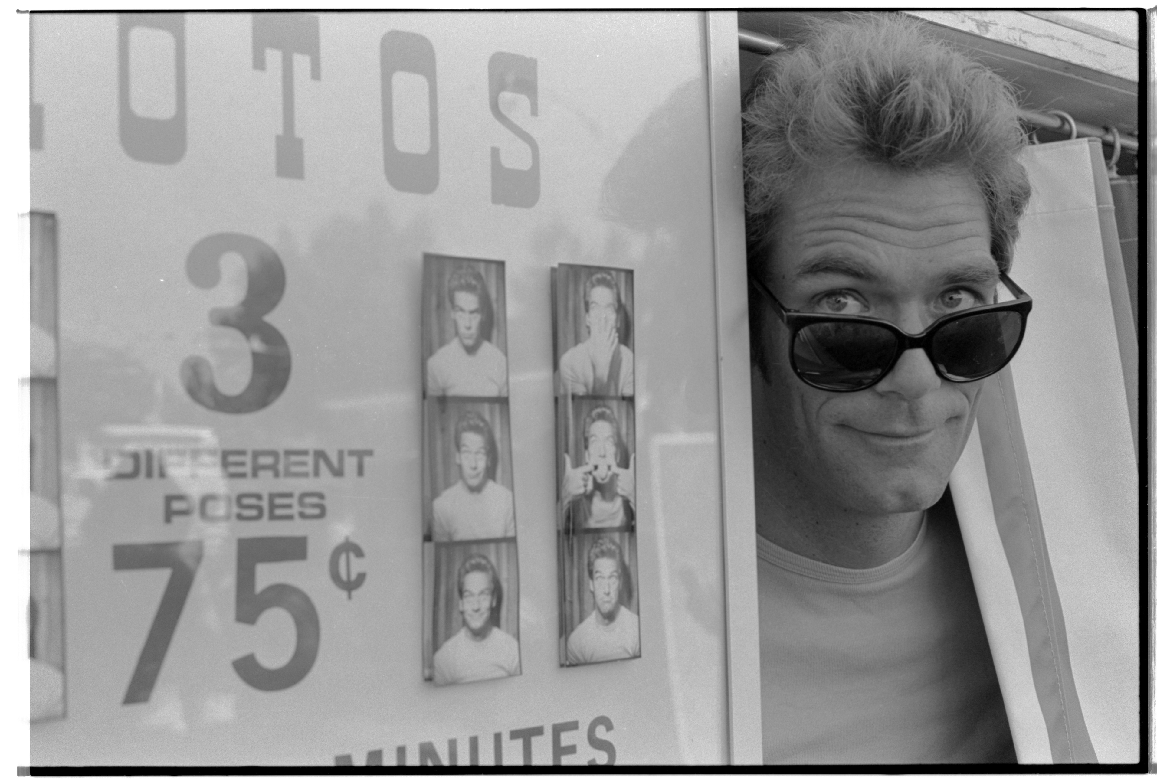 Le musicien sortant la tête d'un photomaton le 26 juillet 1982. | Source : Getty Images