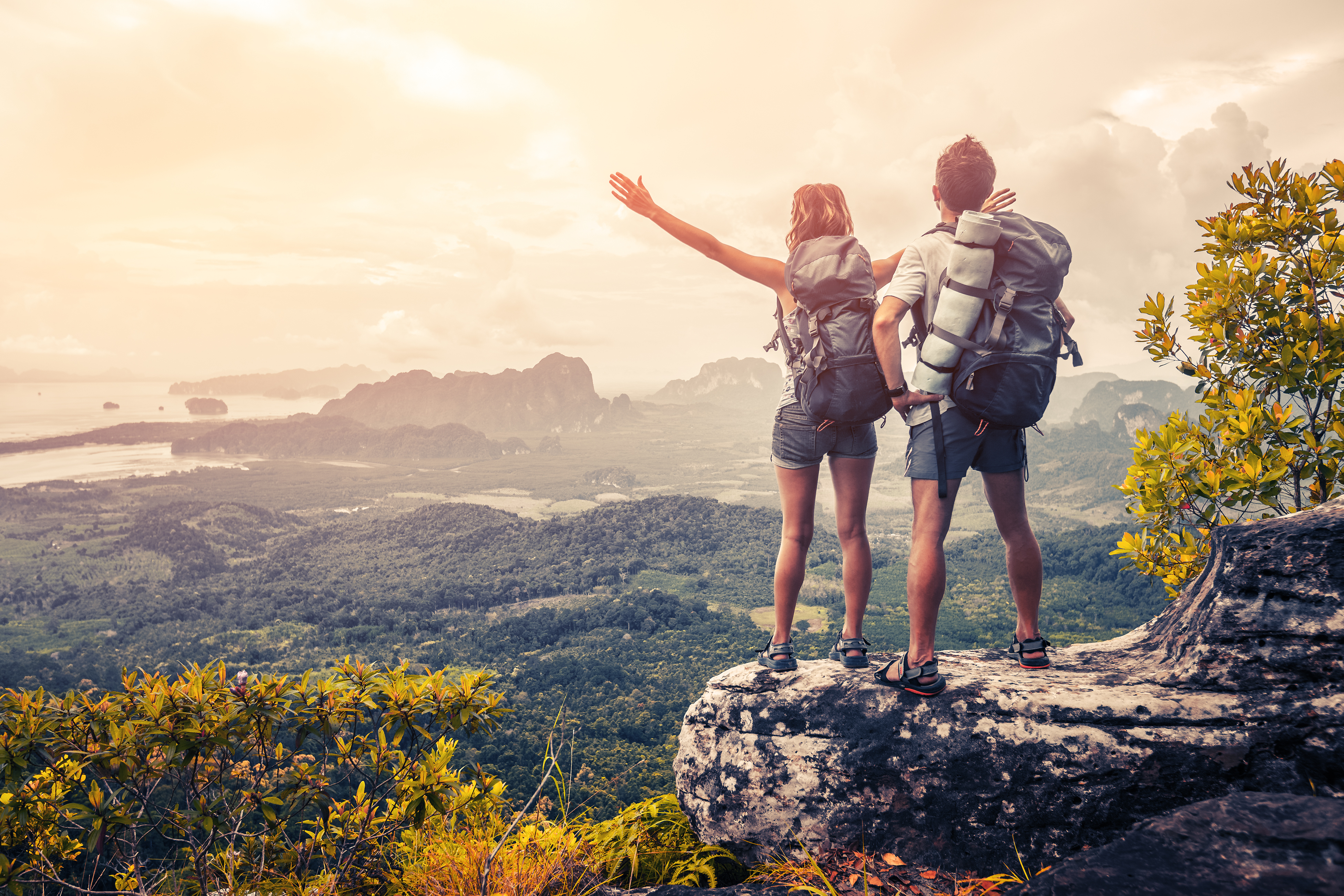 Un couple profitant d'une vue en voyageant ensemble | Source : Shutterstock