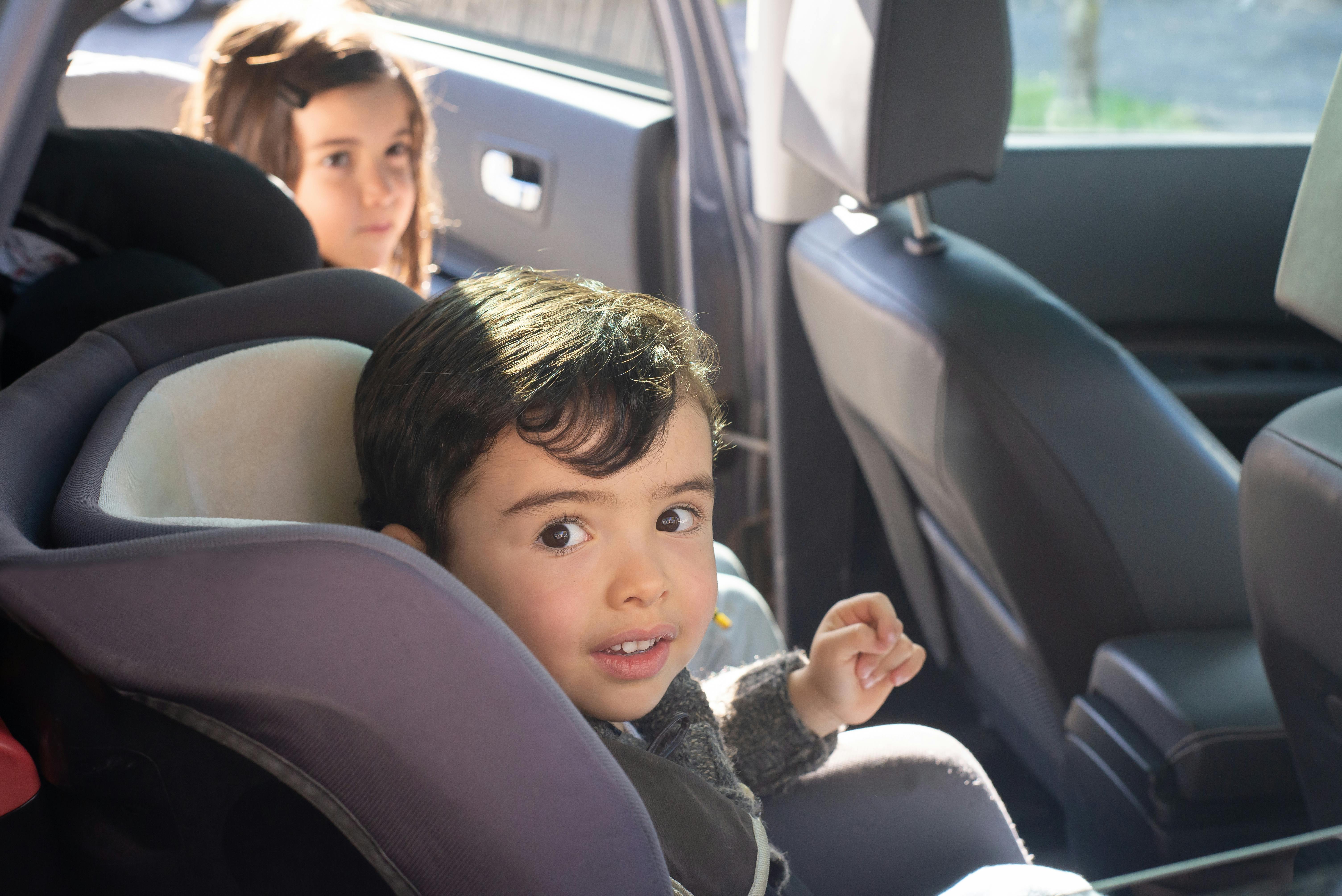 Des enfants montent dans une voiture | Source : Pexels