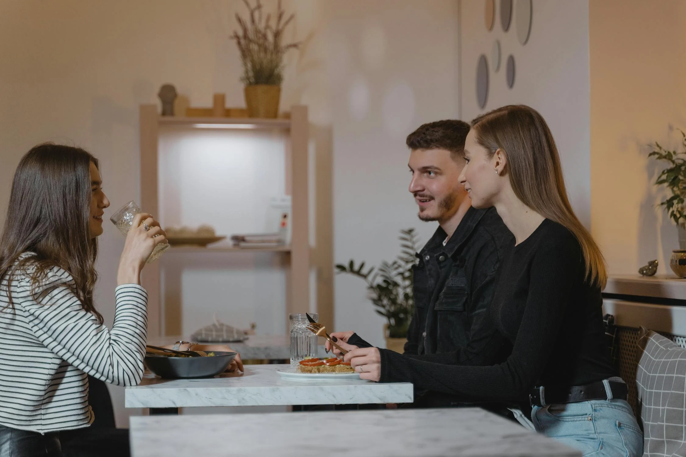 Une femme qui parle pendant le dîner | Source : Pexels