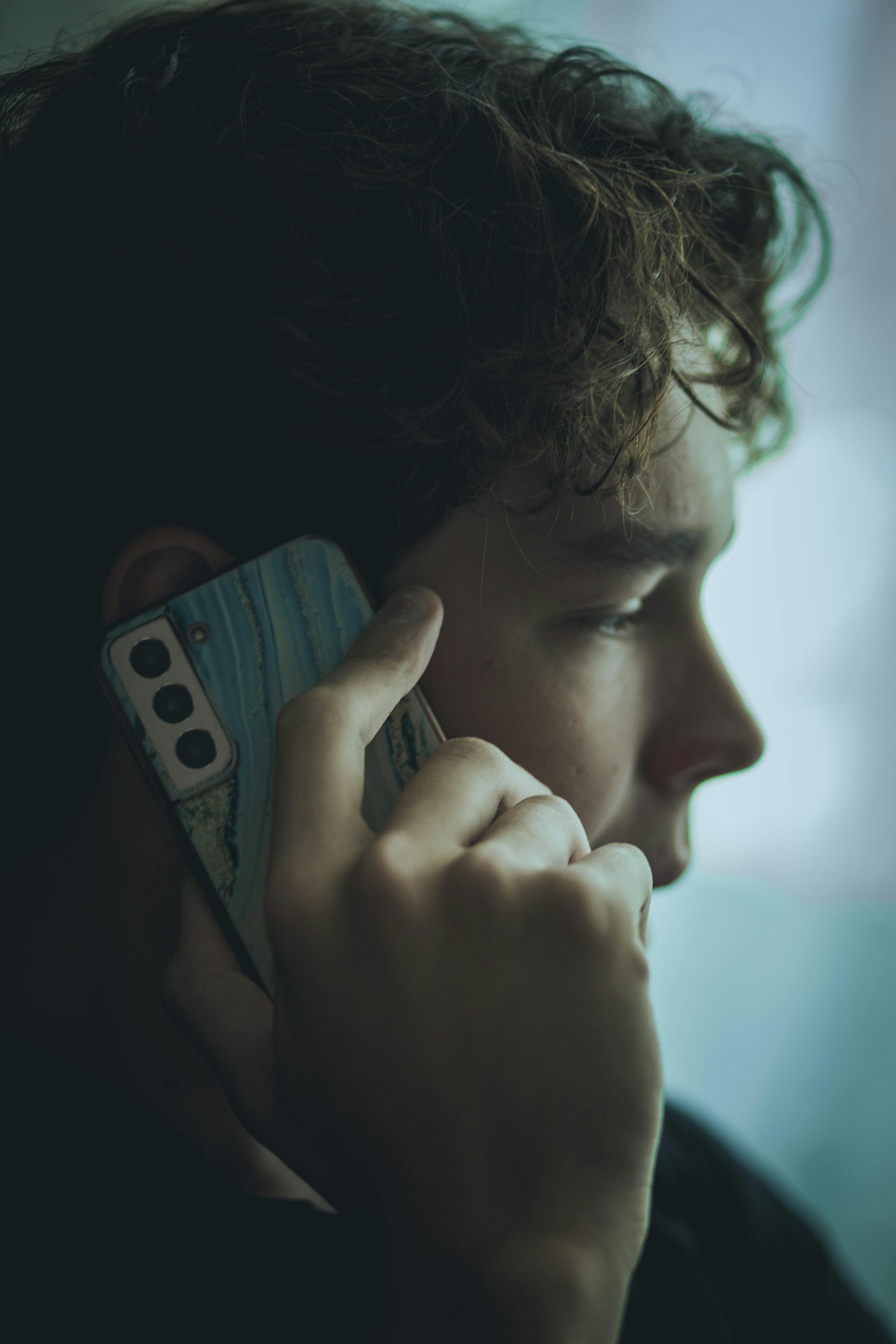 Un homme en train de téléphoner | Source : Pexels