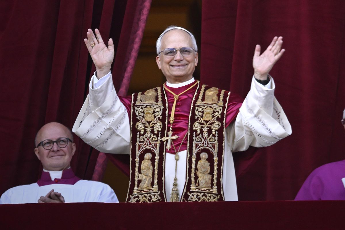 Le cardinal Robert Prevost, pape Léon XIV, 267e pape de l'histoire, apparaît devant ses fidèles depuis le balcon de la basilique Saint-Pierre, le 8 mai 2025, au Vatican I Source : Getty Images