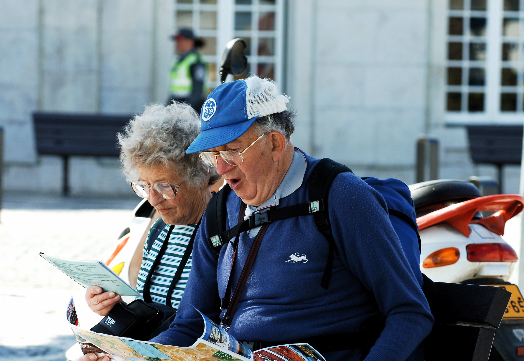 Un couple de personnes âgées faisant du tourisme ensemble | Source : flickr