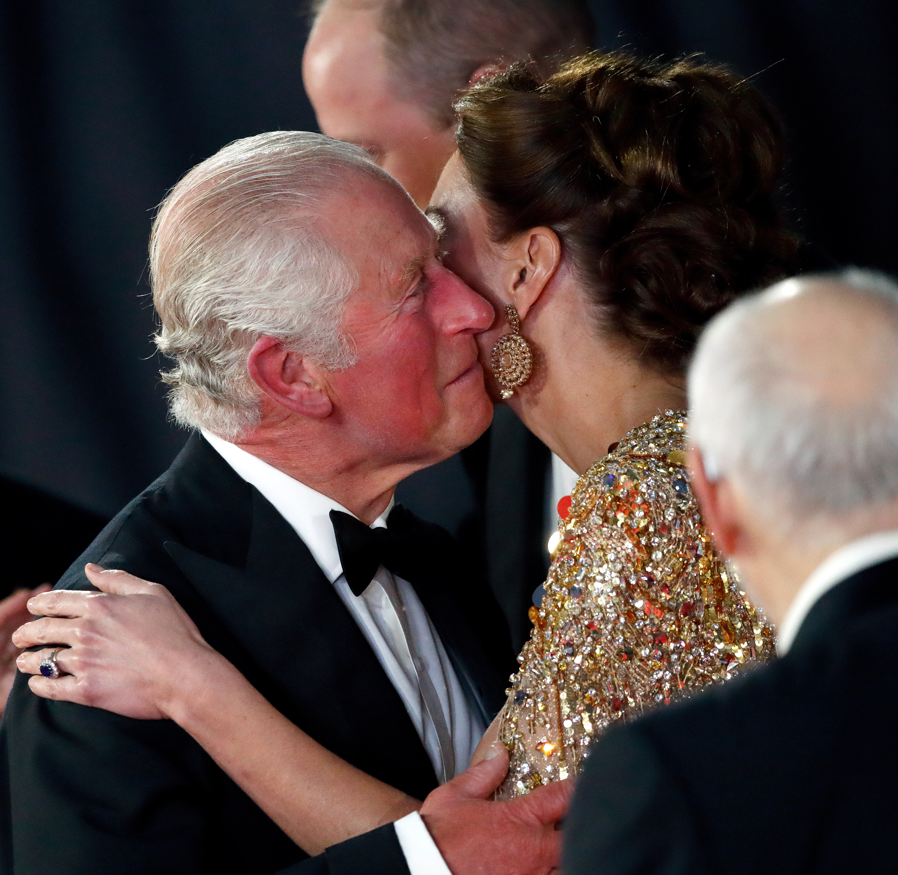 Le roi Charles III embrasse la princesse de Galles lors de la première mondiale de ""No Time To Die"" à Londres en 2021 | Source : Getty Images