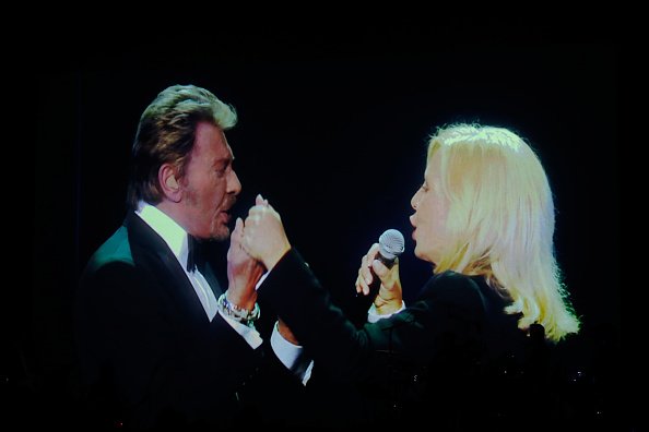 Vue d'illustration des vidéos de Johnny Hallyday et Sylvie Vartan pendant le spectacle de Sylvie Vartan au Grand Rex. | Photo : Getty Images