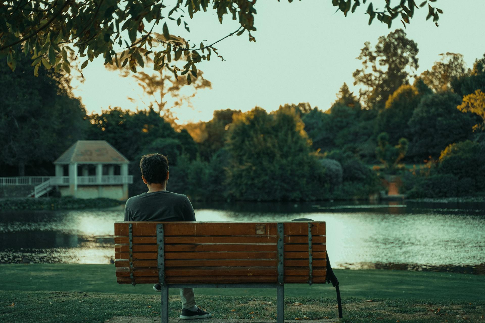 Un homme assis sur un banc | Source : Pexels