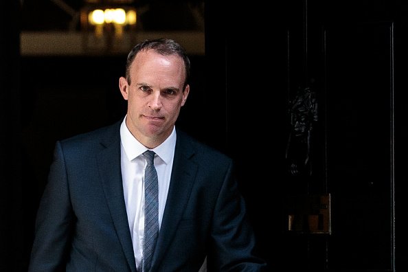 Dominic Raab quitte le numéro 10 Downing Street après avoir été nommé secrétaire du Brexit par le Premier ministre britannique Theresa May à Londres, en Angleterre. | Photo : Getty Images