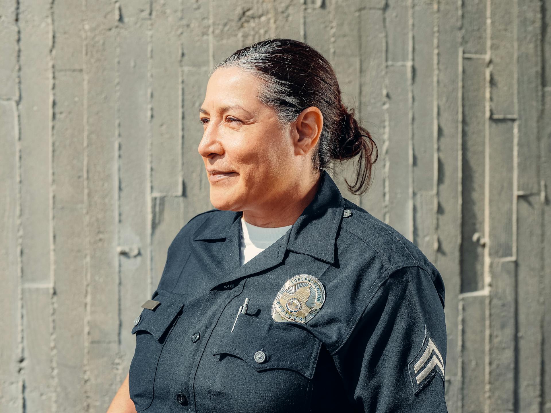 Une policière souriante | Source : Pexels