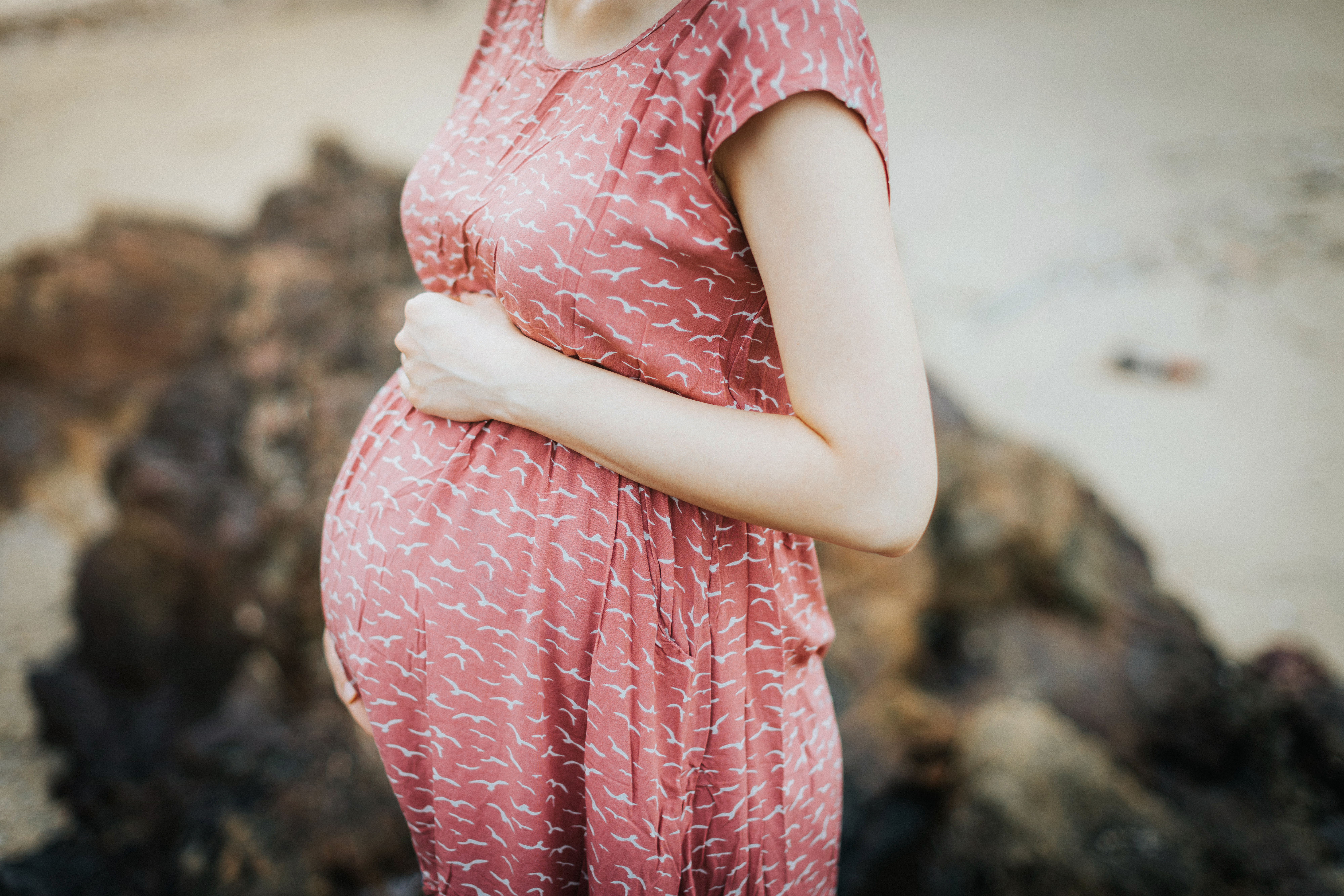 Une femme enceinte se tenant le ventre | Source : Getty Images