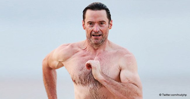 Hugh Jackman, 50 ans, montre son corps parfait sur la plage en Australie