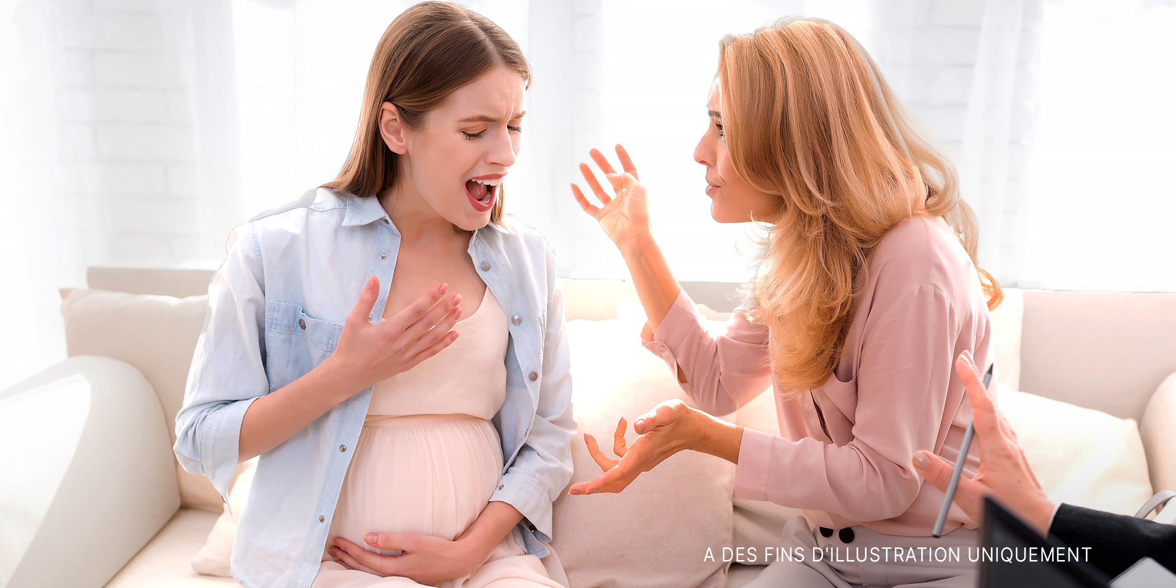 Une adolescente enceinte et sa mère | Source : Shutterstock