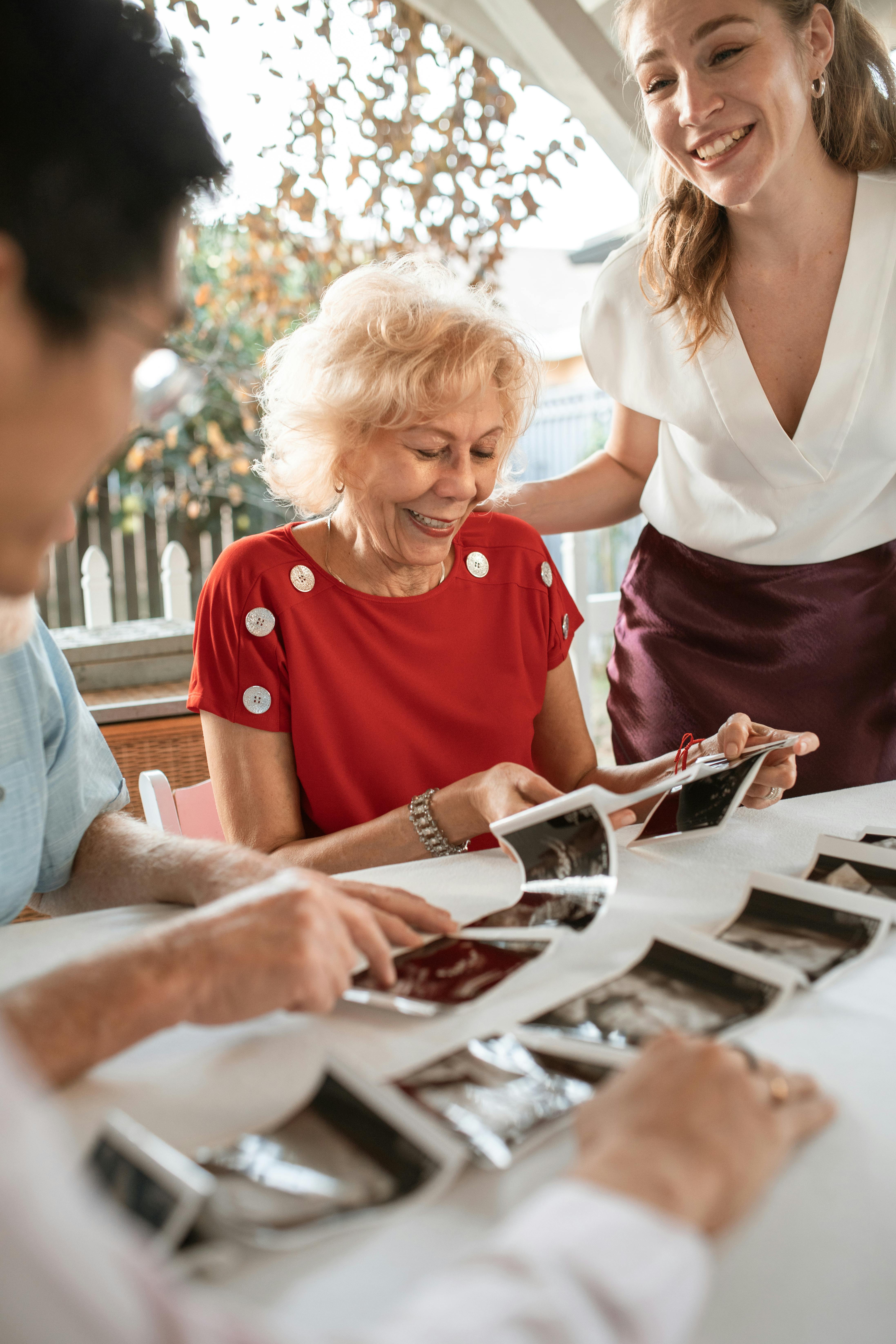 Famille regardant des photos ensemble | Source : Pexels