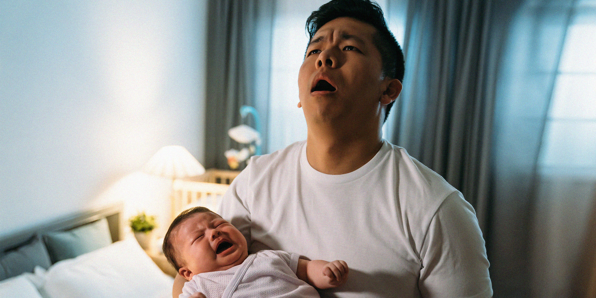 Un homme à l'air désespéré tenant un bébé | Source : Shutterstock