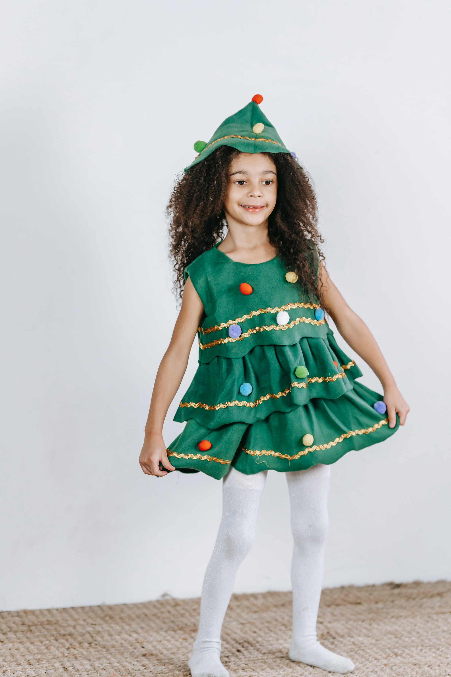 Une petite fille portant un costume de sapin de Noël | Source : Pexels