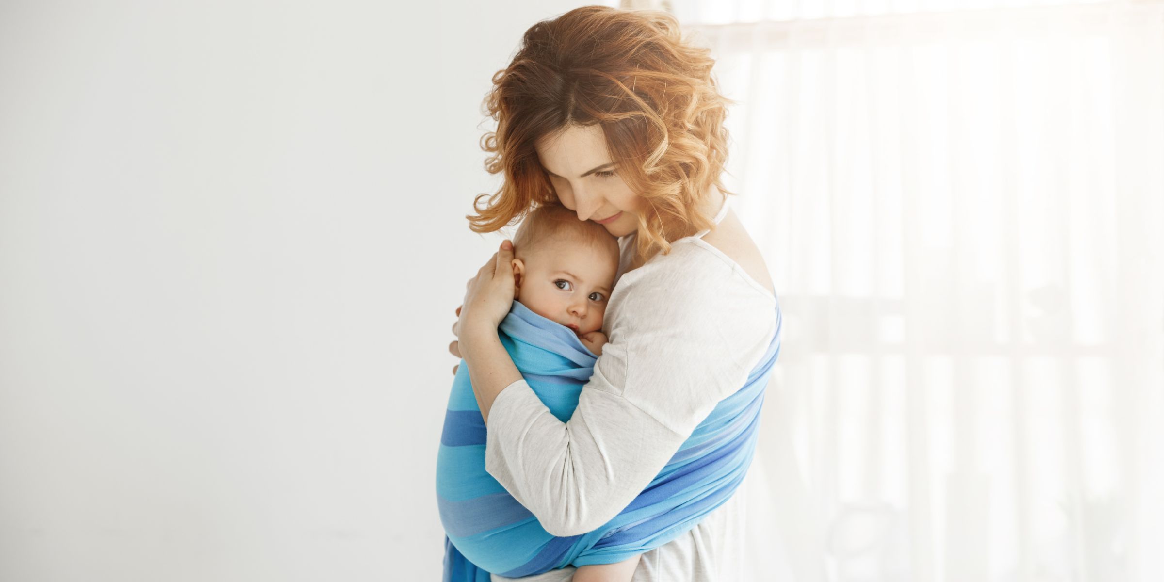 Une femme tenant son nouveau-né dans ses bras | Source : Magnific