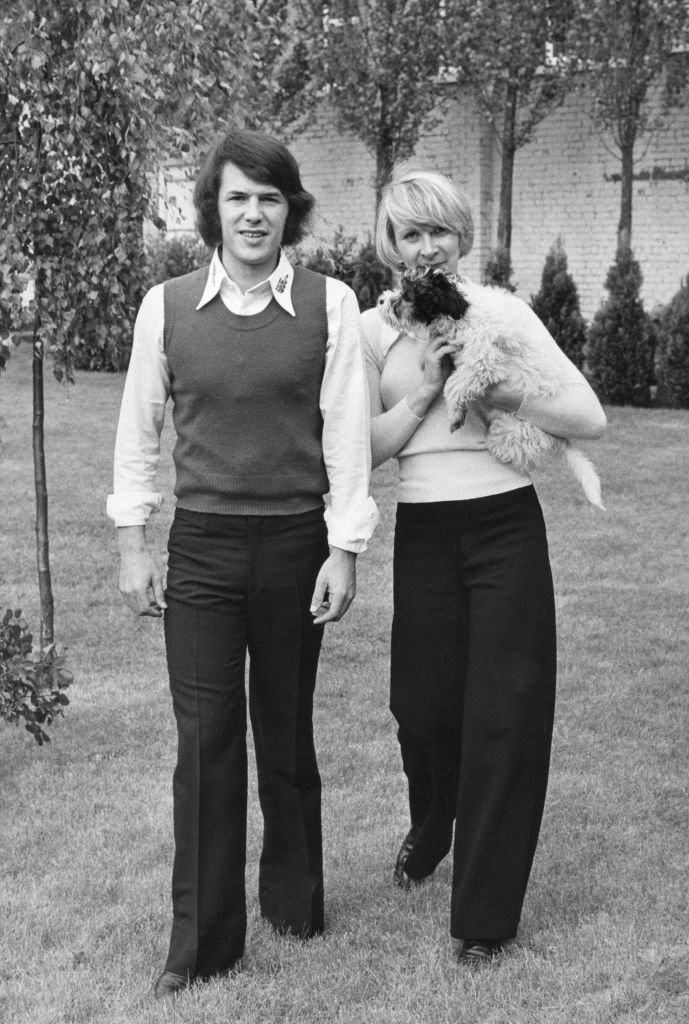 Le chanteur Salvatore Adamo son épouse Nicole et leur chien dans le jardin de leur propriété le 29 mai 1972, Belgique | photo : Getty Images
