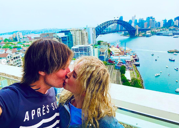 Keith Urban et Nicole Kidman partageant un baiser à Sydney, en Australie, posté le 30 décembre 2019 | Source : Instagram/nicolekidman