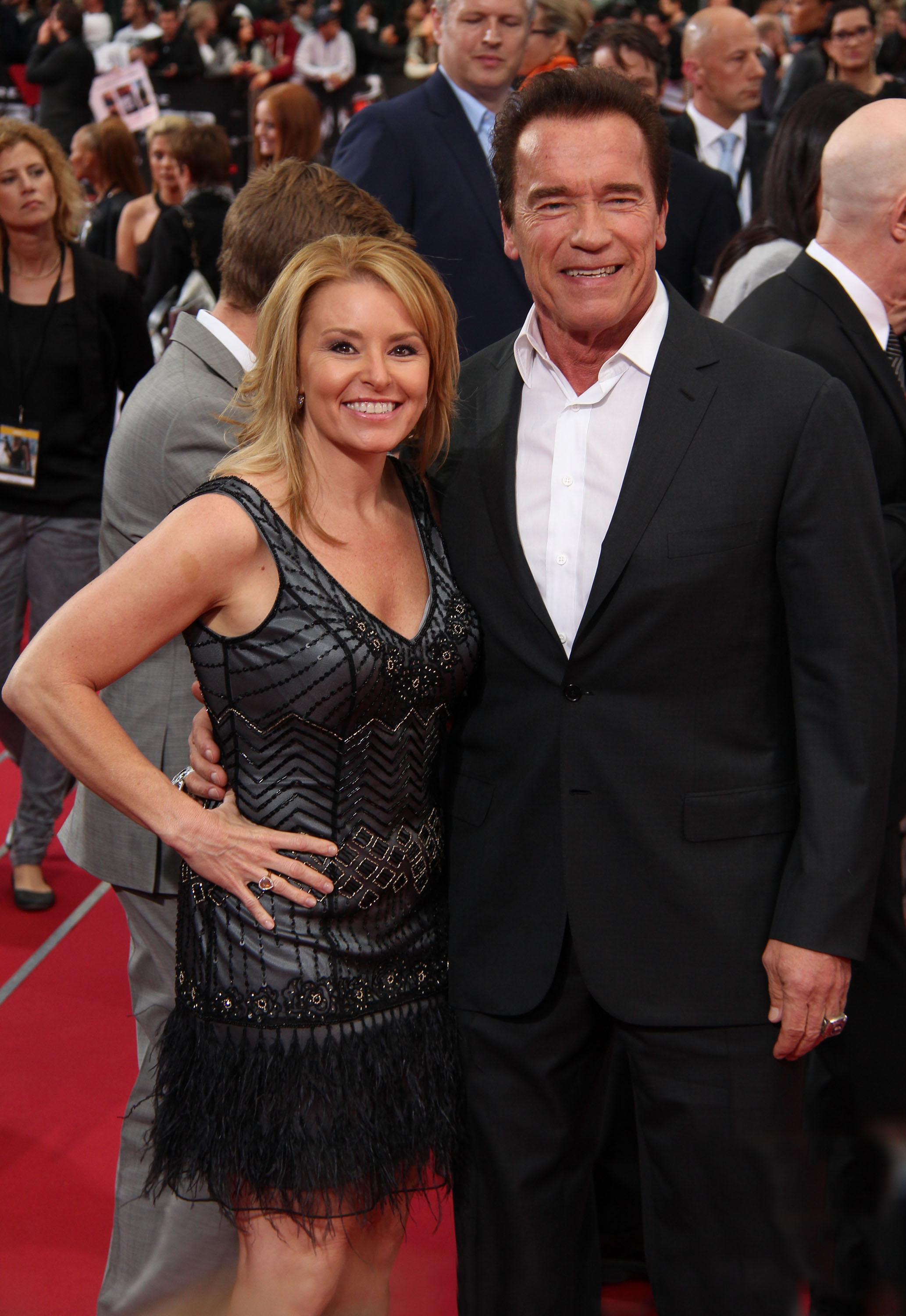 Arnold Schwarzenegger et sa compagne Heather Milligan assistent à la première européenne de « Terminator : Genisys » au CineStar Sony Center, le 21 juin 2015 à Berlin, en Allemagne | Source : Getty Images