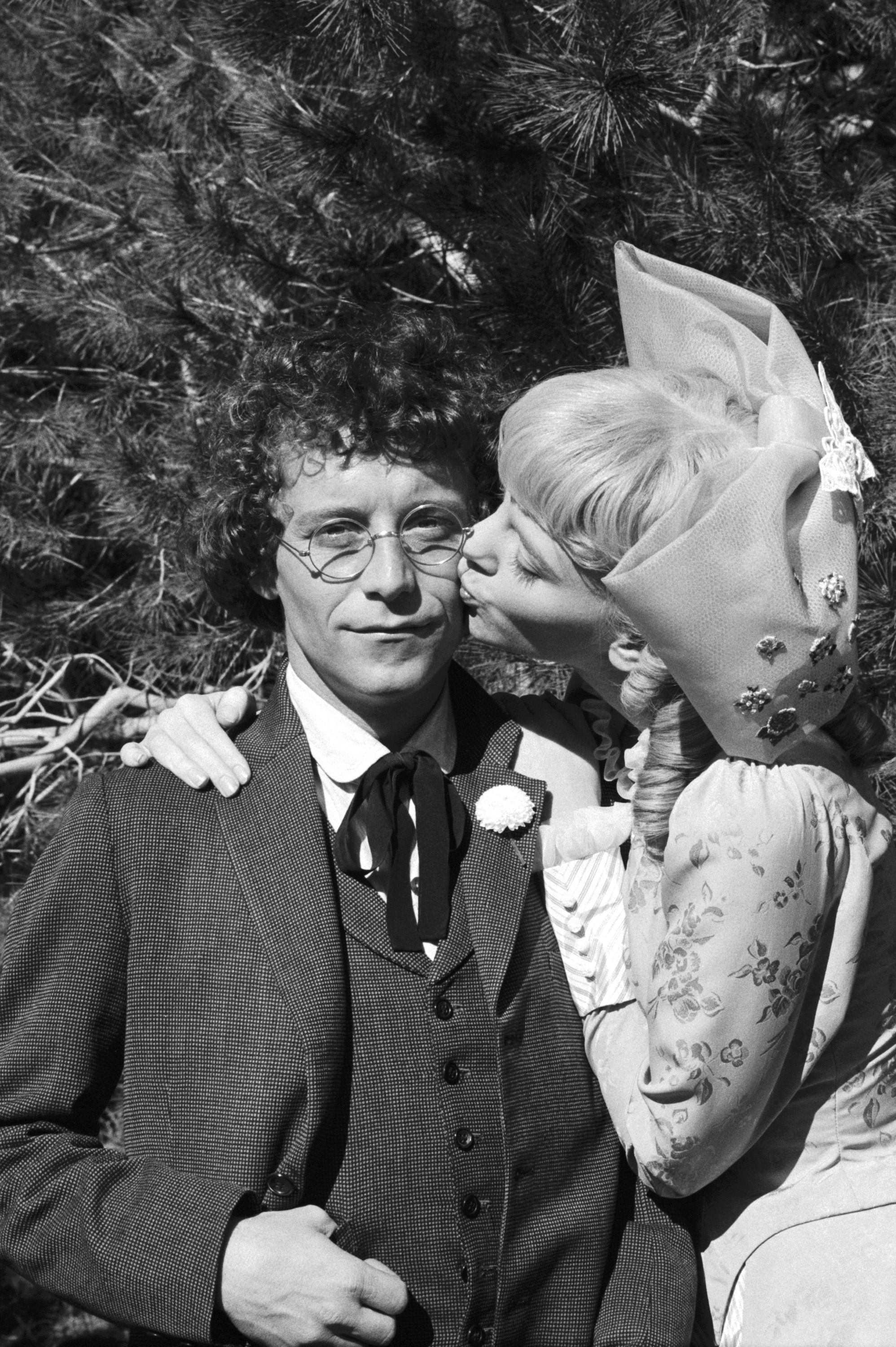Leur histoire d'amour à l'écran avait l'air tellement crédible que plein de fans pensaient que ça continuait en dehors des caméras. L'actrice a révélé plus tard qu'elle et Steve Tracy étaient restés de bons amis bien après la fin de