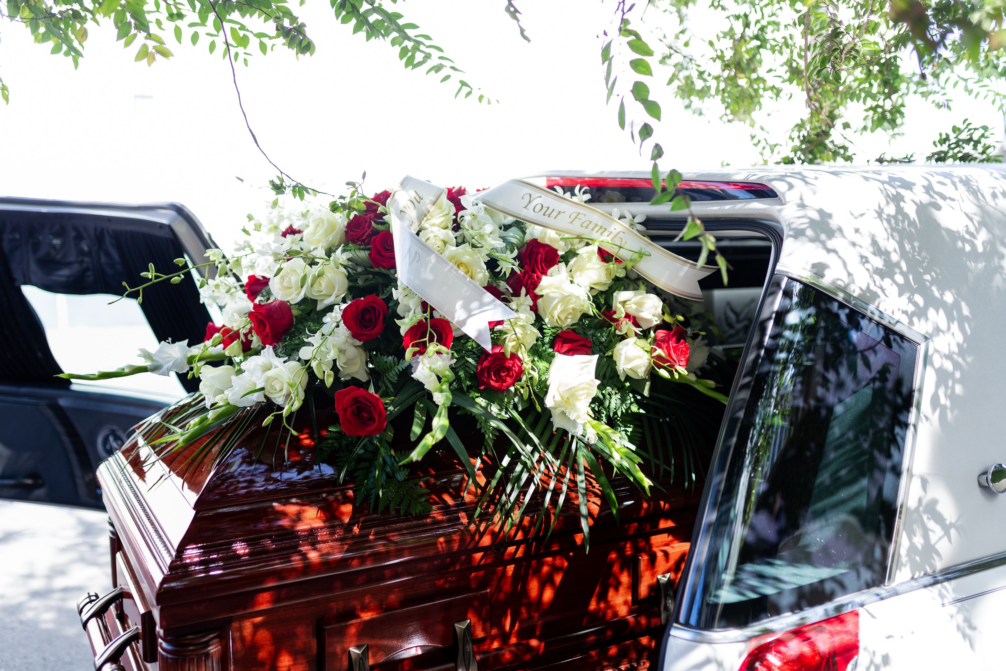 Un cercueil surmonté de fleurs | Source : Unsplash