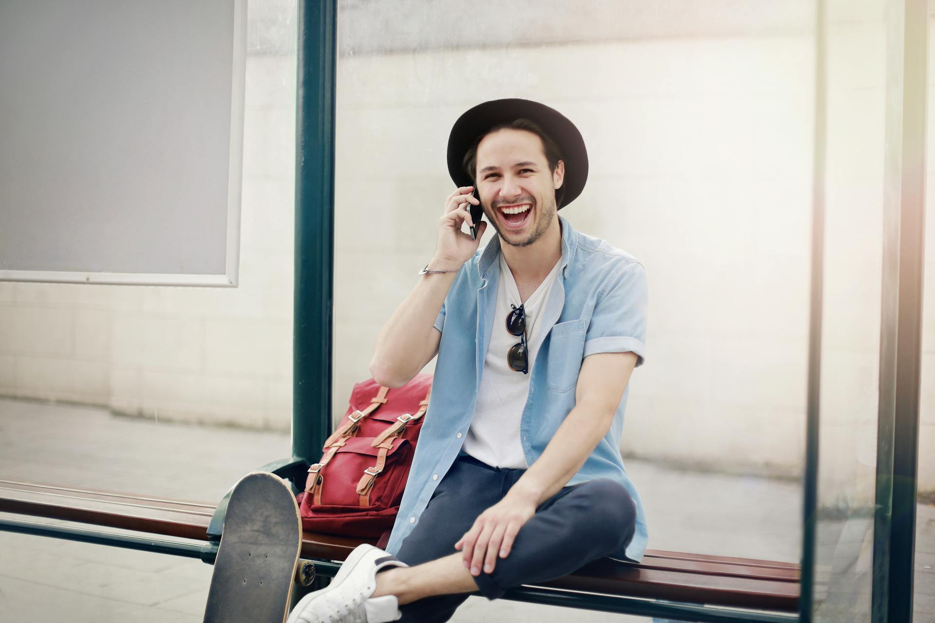 Un homme rit en parlant au téléphone | Source : Pexels