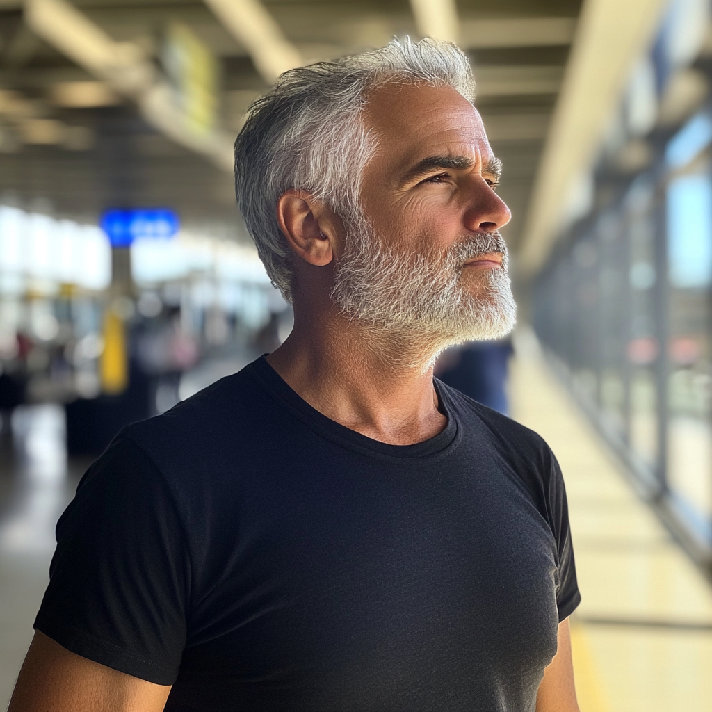 Un homme debout dans un aéroport | Source : Midjourney