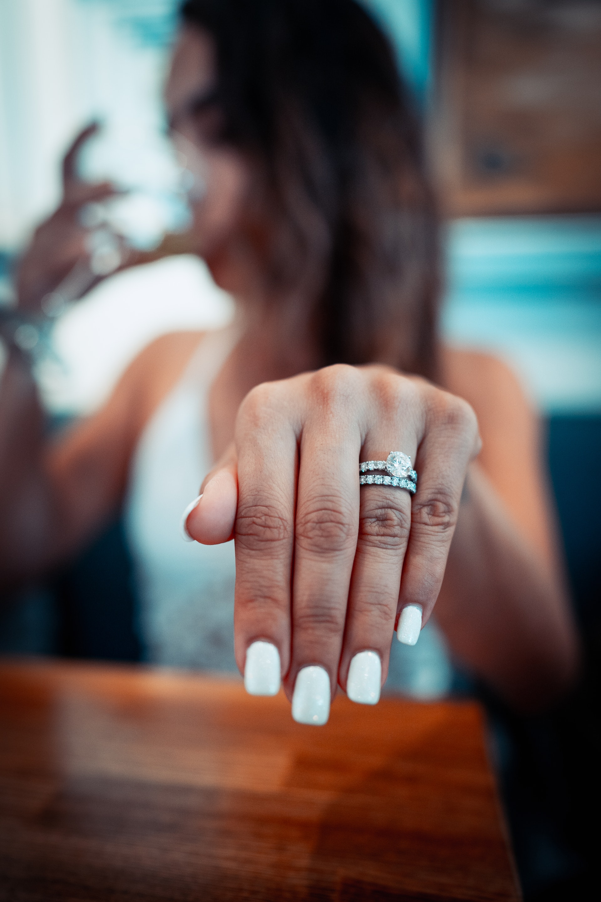 Une femme portant du vernis à ongles blanc exhibant sa bague | Source : Pexels