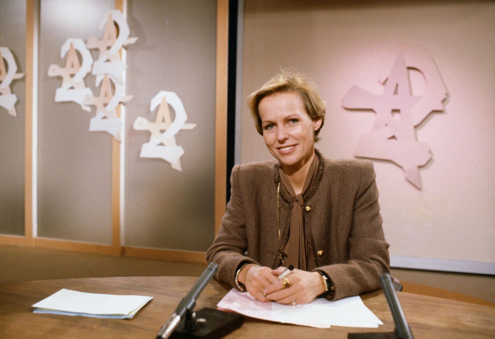 Christine Ockrent a été la première femme journaliste à présenter le journal du soir sur Antenne 2 d'octobre 1981 à juin 1985. | Photo : Getty Images