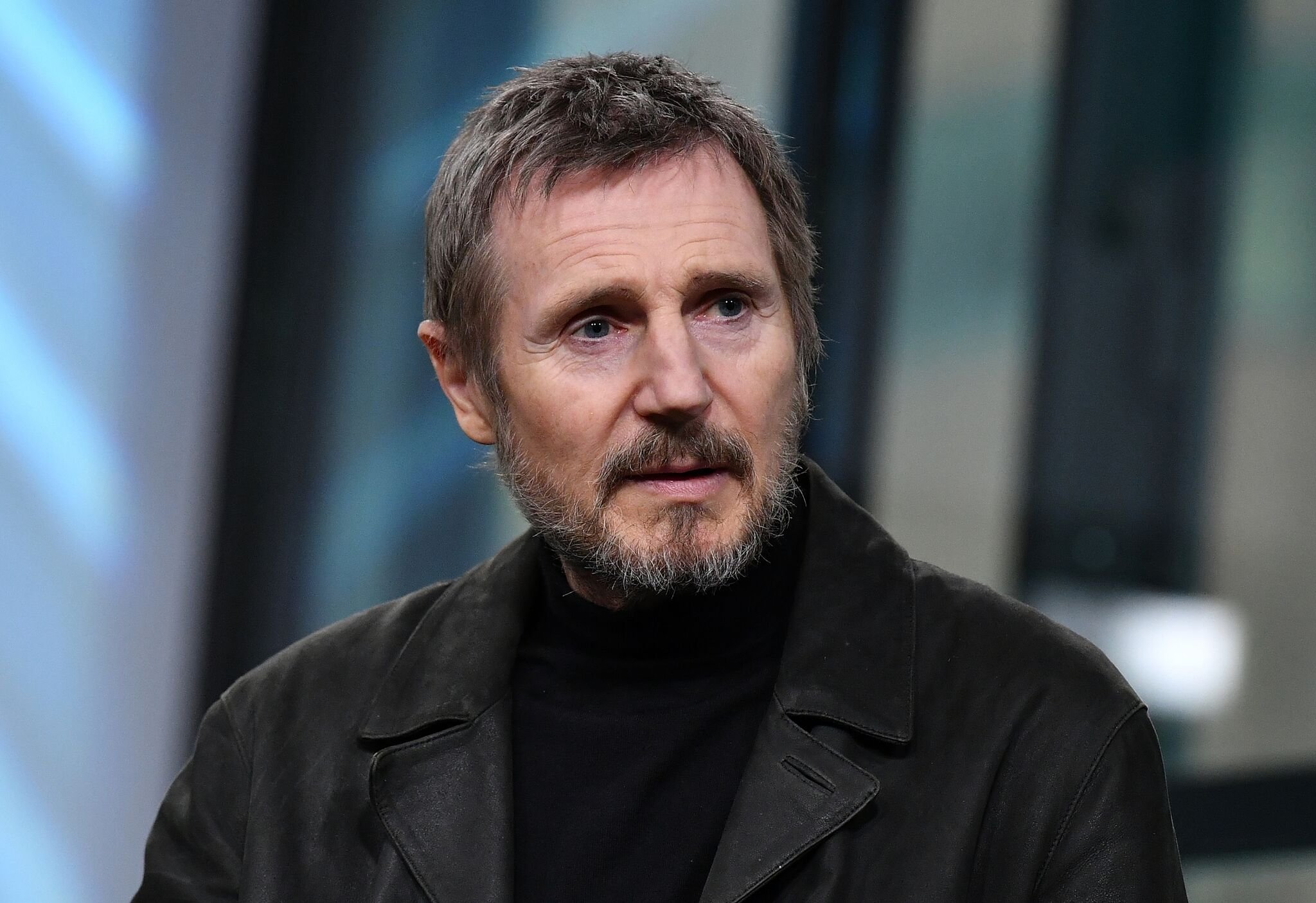 Liam Neeson visite Build Series | Getty Images