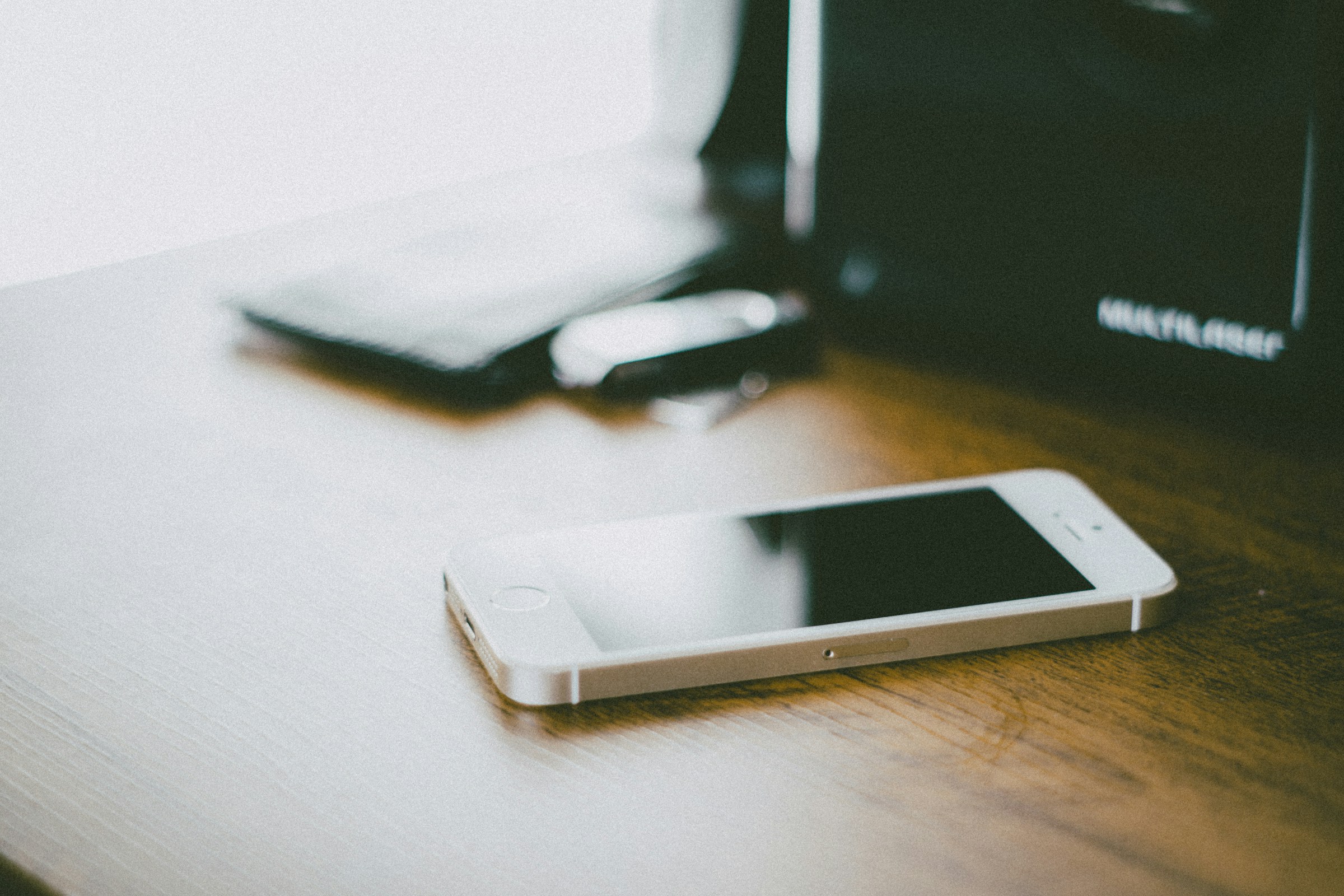 Un smartphone sur une table en bois marron | Source : Unsplash