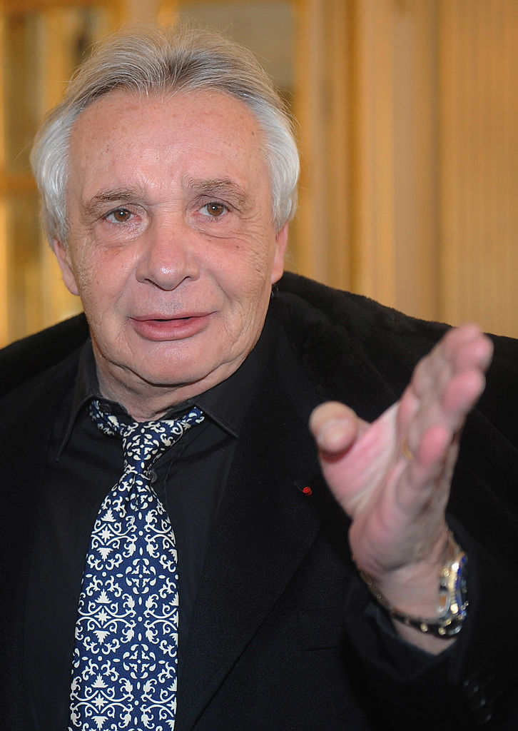 Michel Sardou assiste à la cérémonie d'hommage du ministre français de la Culture Frédéric Mitterrand au ministère de la Culture le 8 février 2012 à Paris. | Source : Getty Images