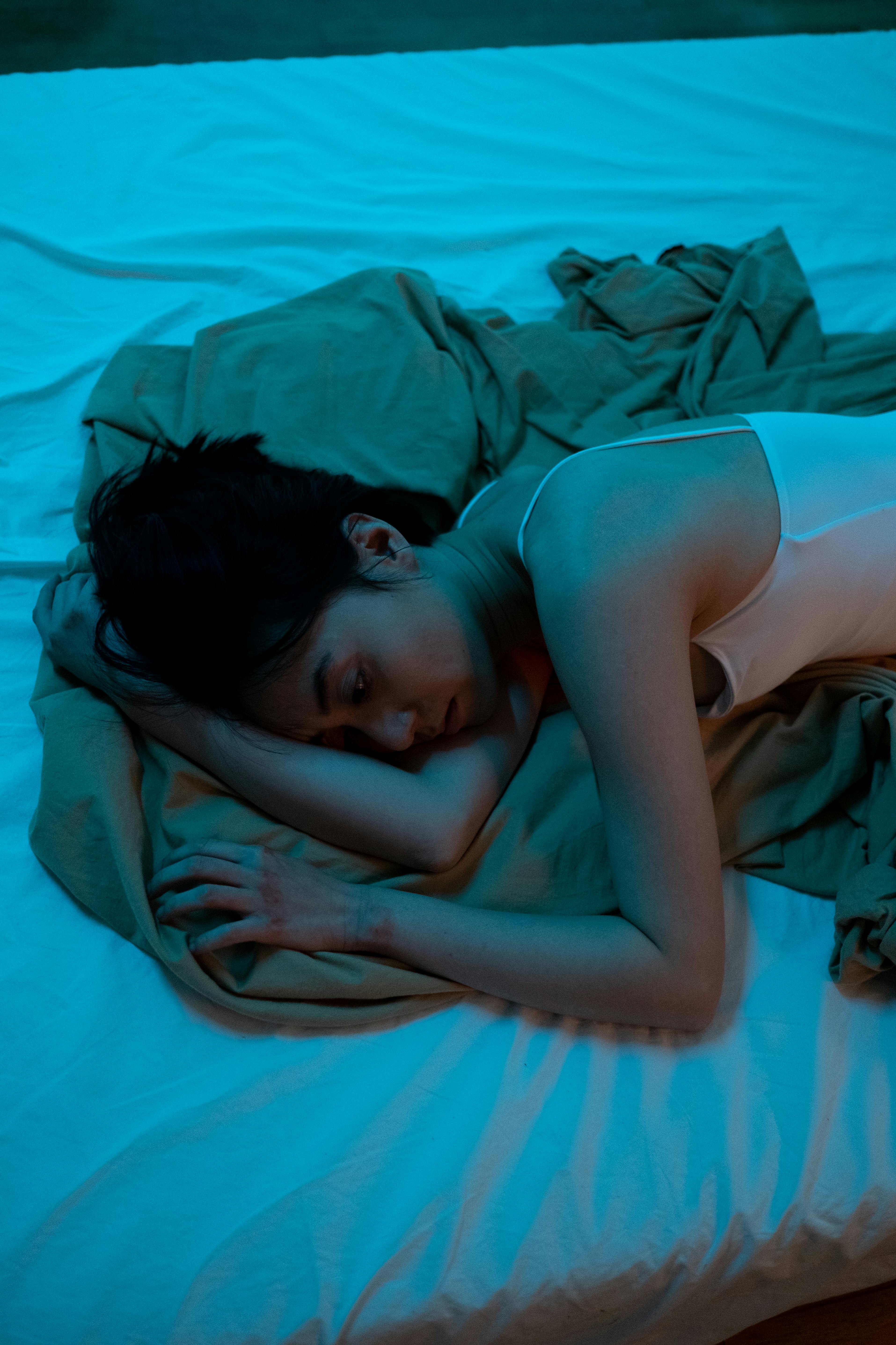 Une femme bouleversée et misérable allongée seule dans son lit | Source : Pexels