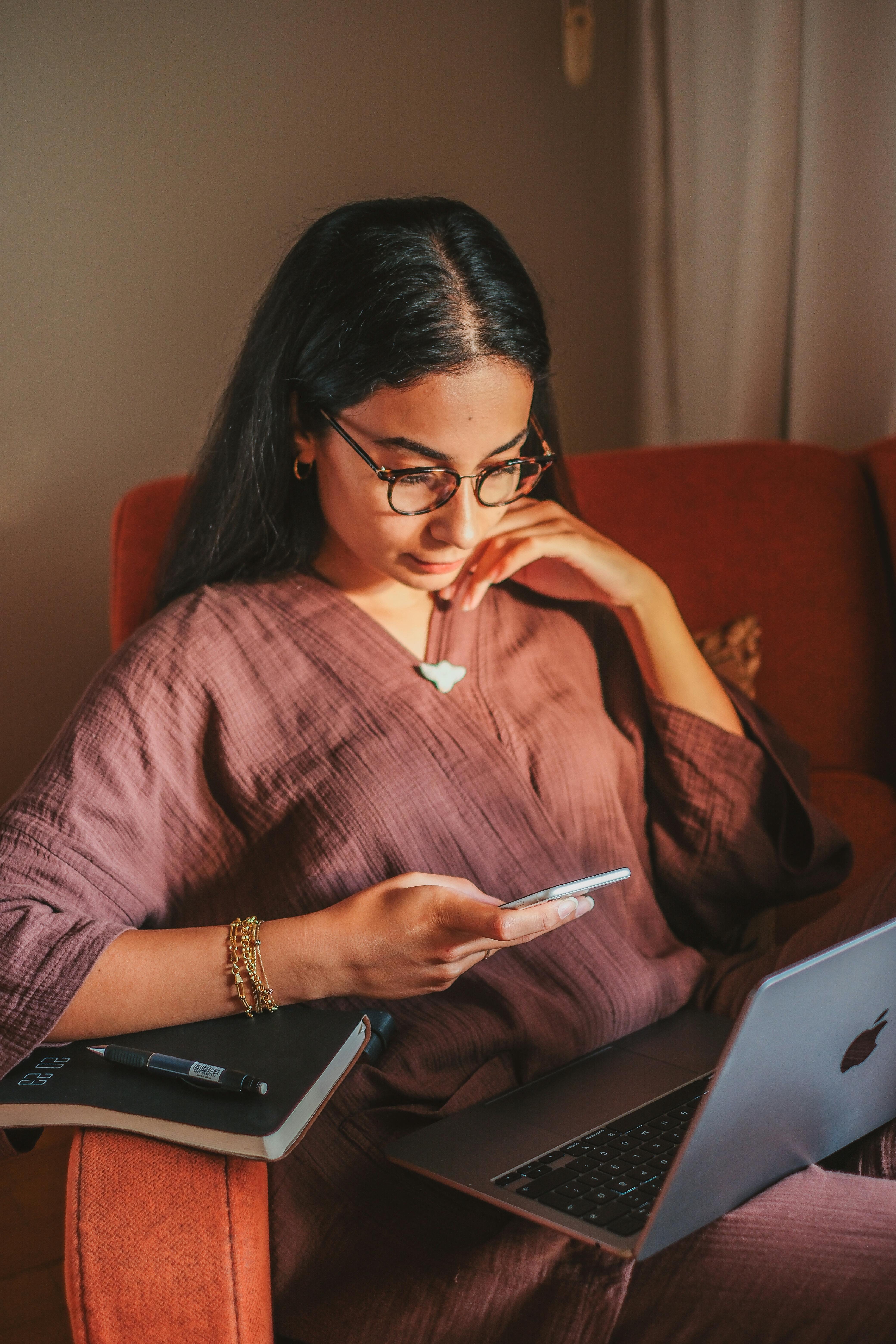 Une femme qui regarde son téléphone | Source : Pexels