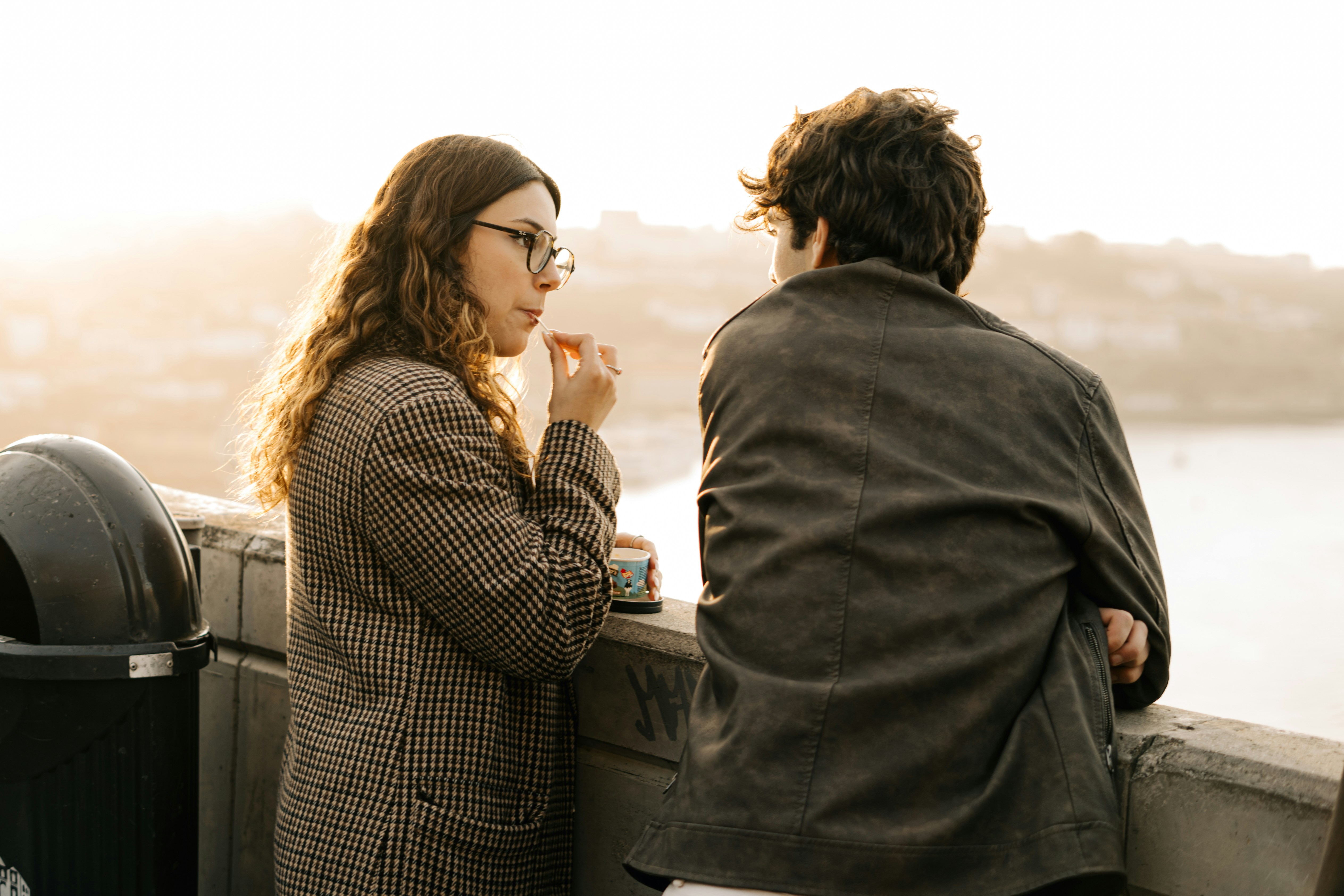Un homme et une femme en train de parler | Source : Pexels