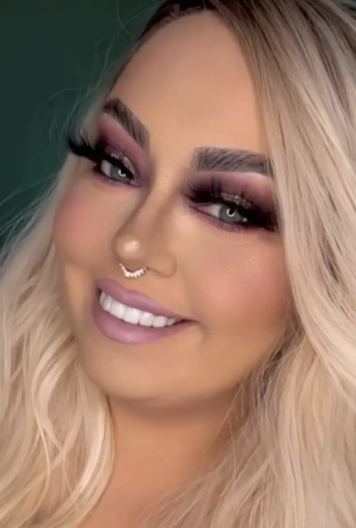 La star de TikTok avec son maquillage et ses facettes. | Source : Tiktok.com/lashesandlosing