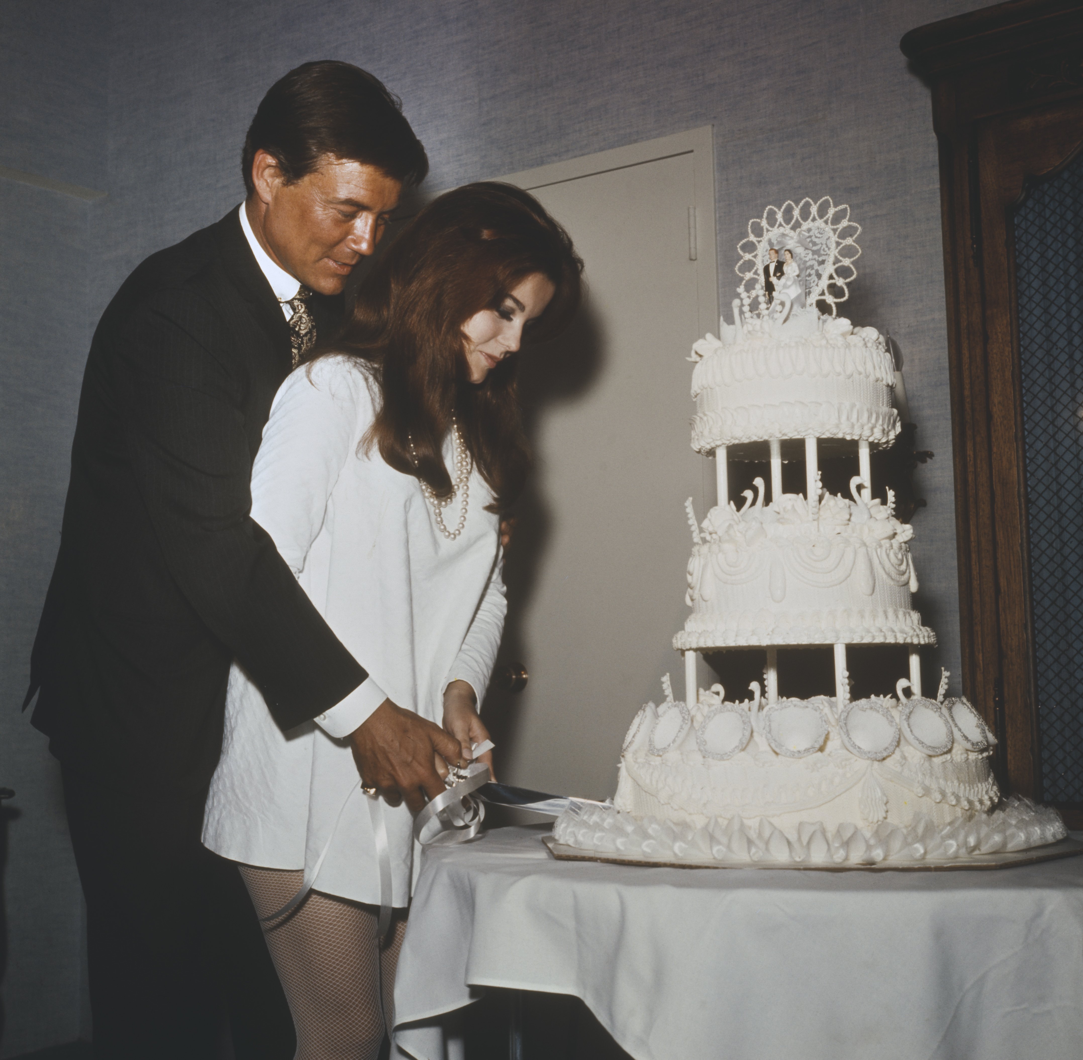 Les nouveaux mariés Roger Smith et Ann-Margret coupent leur gâteau de mariage après leurs noces à l'hôtel Riviera le 8 mai 1967 à Las Vegas. | Source : Getty Images