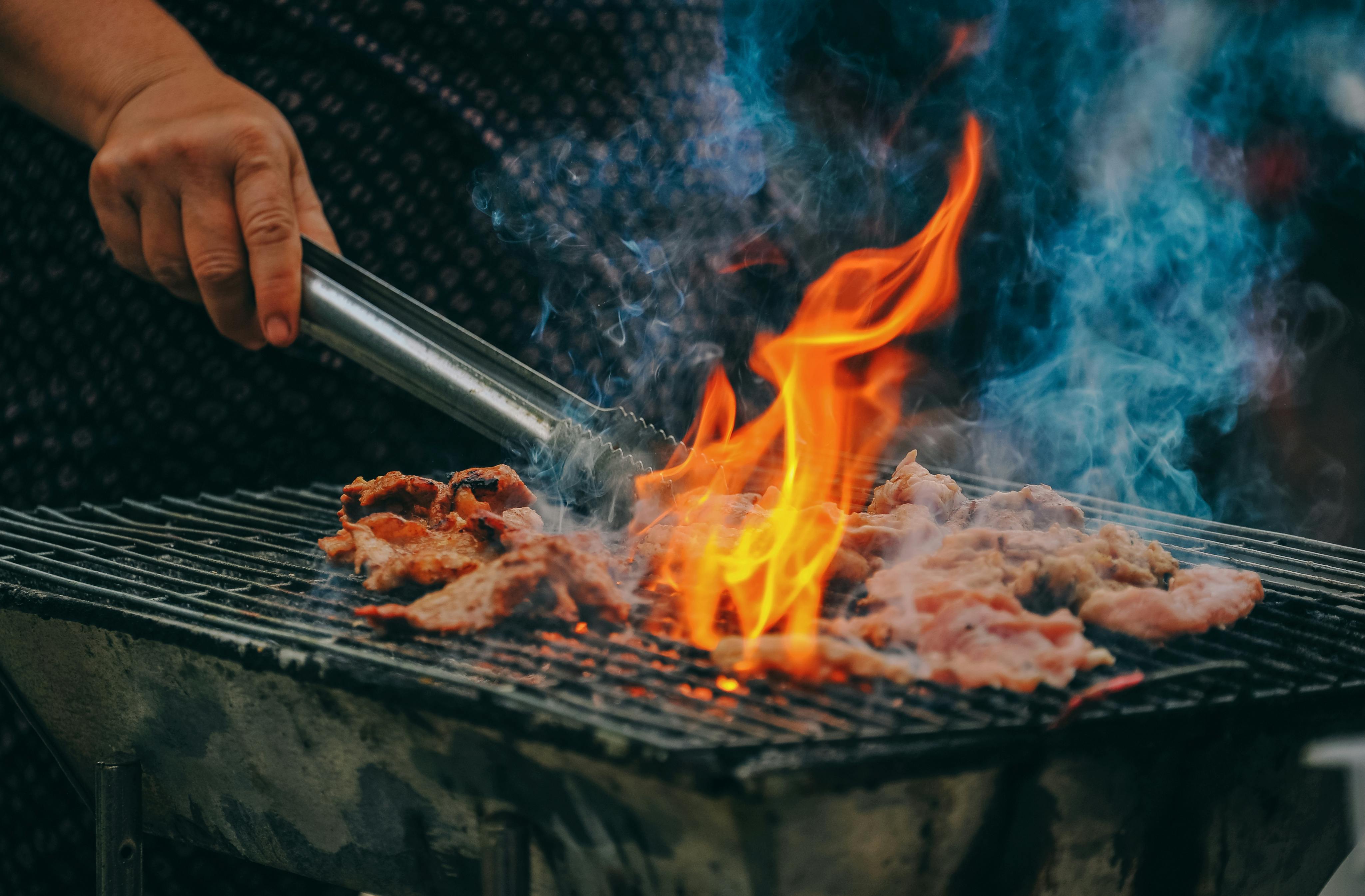 Griller de la viande | Source : Pexels