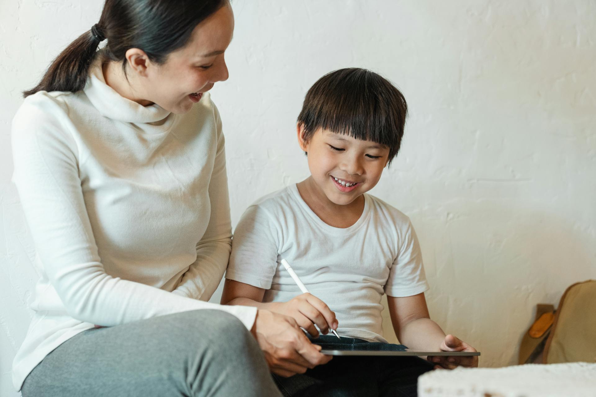 Une femme avec son fils | Source : Pexels