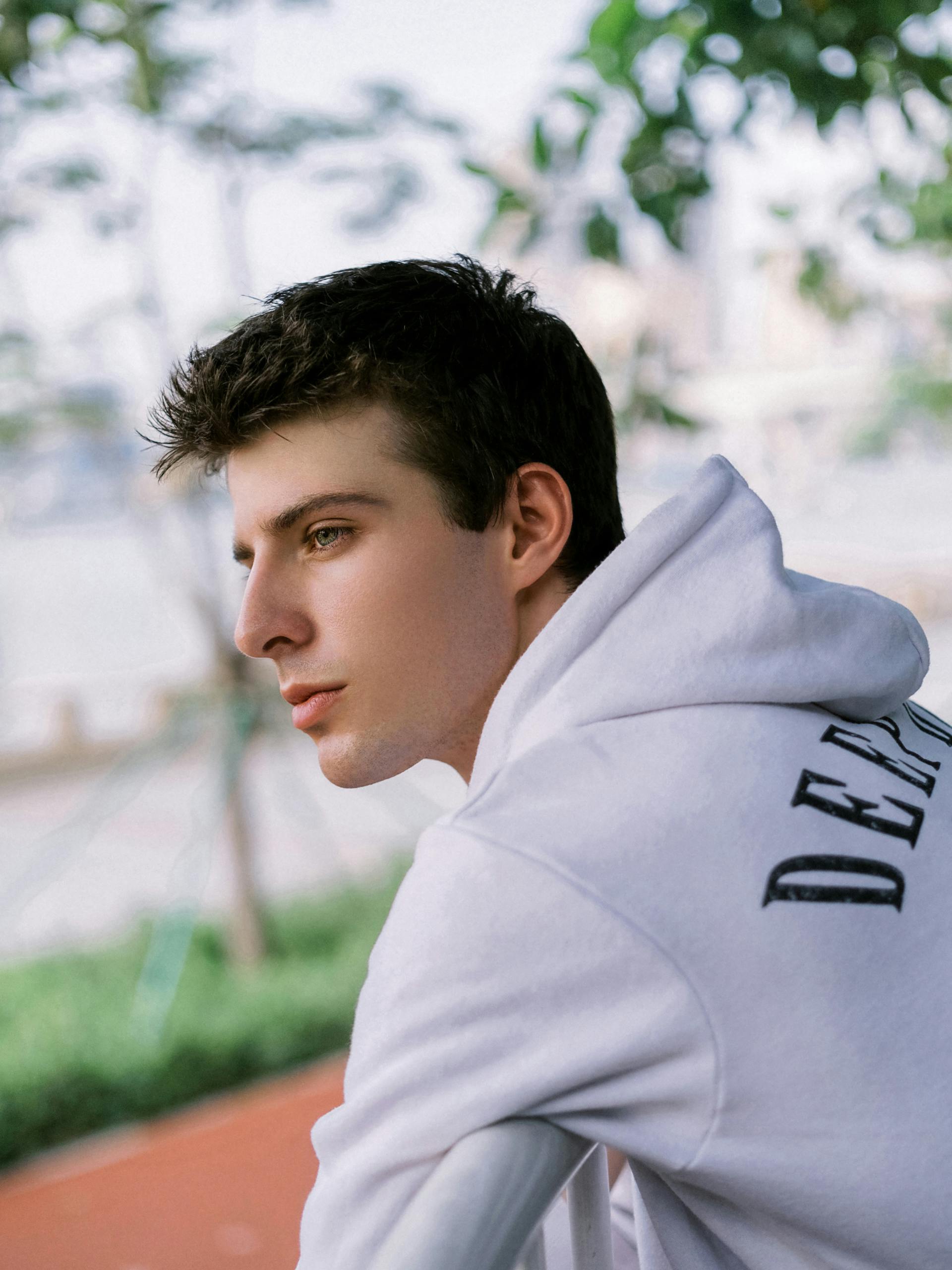 Un jeune homme debout à l'extérieur | Source : Pexels